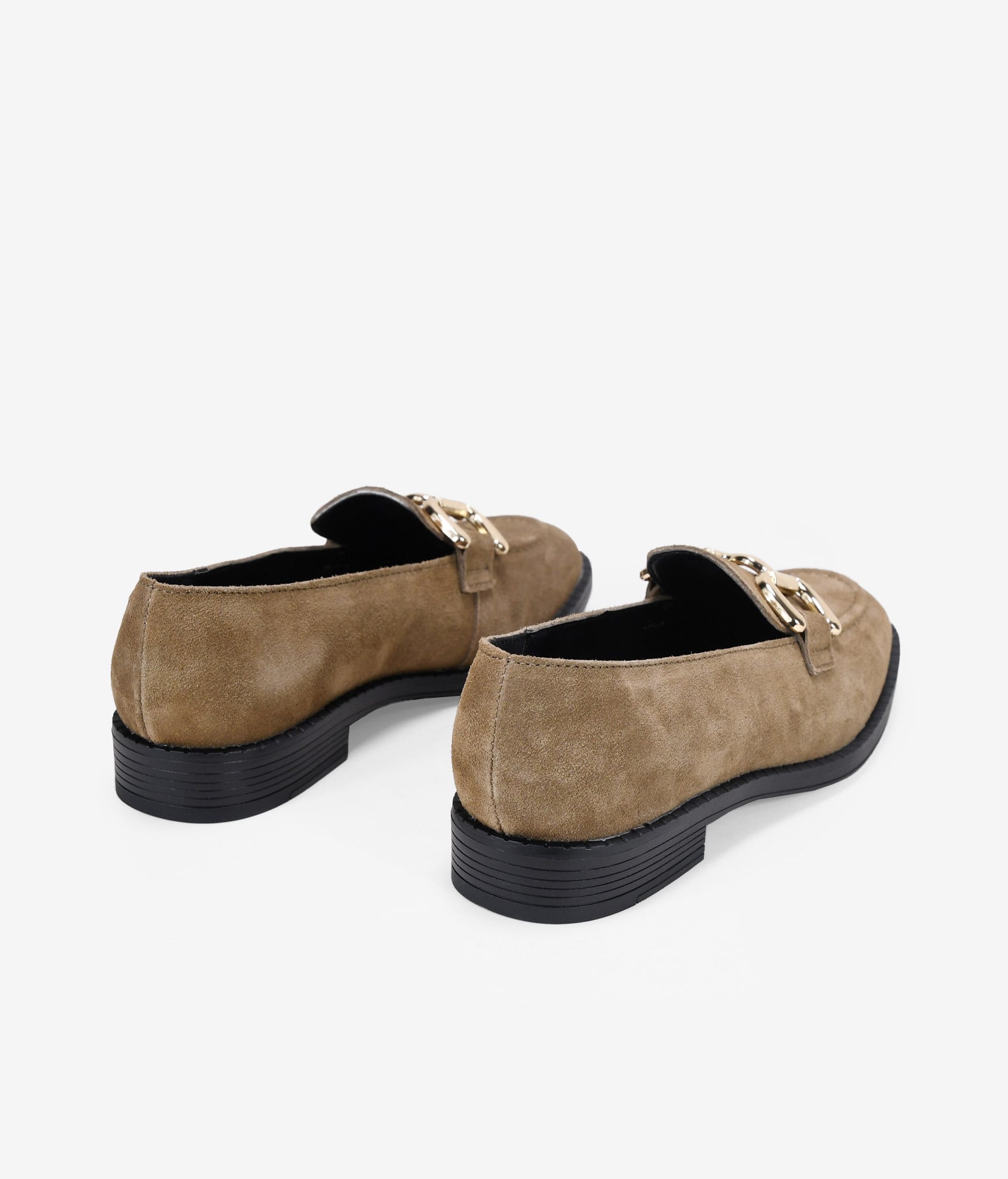 Mocasines planos taupe en piel con detalle metálico