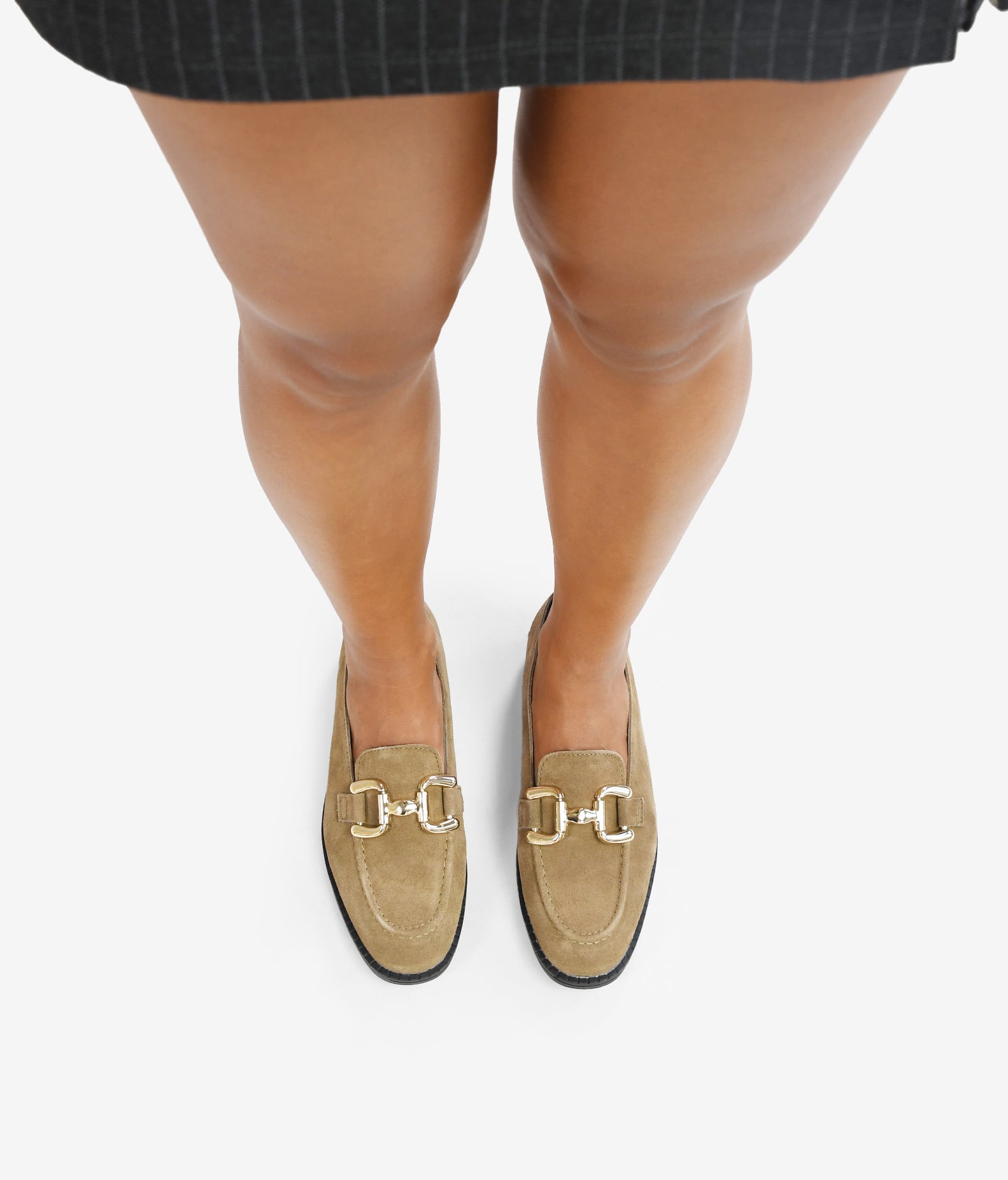 Mocasines planos taupe en piel con detalle metálico