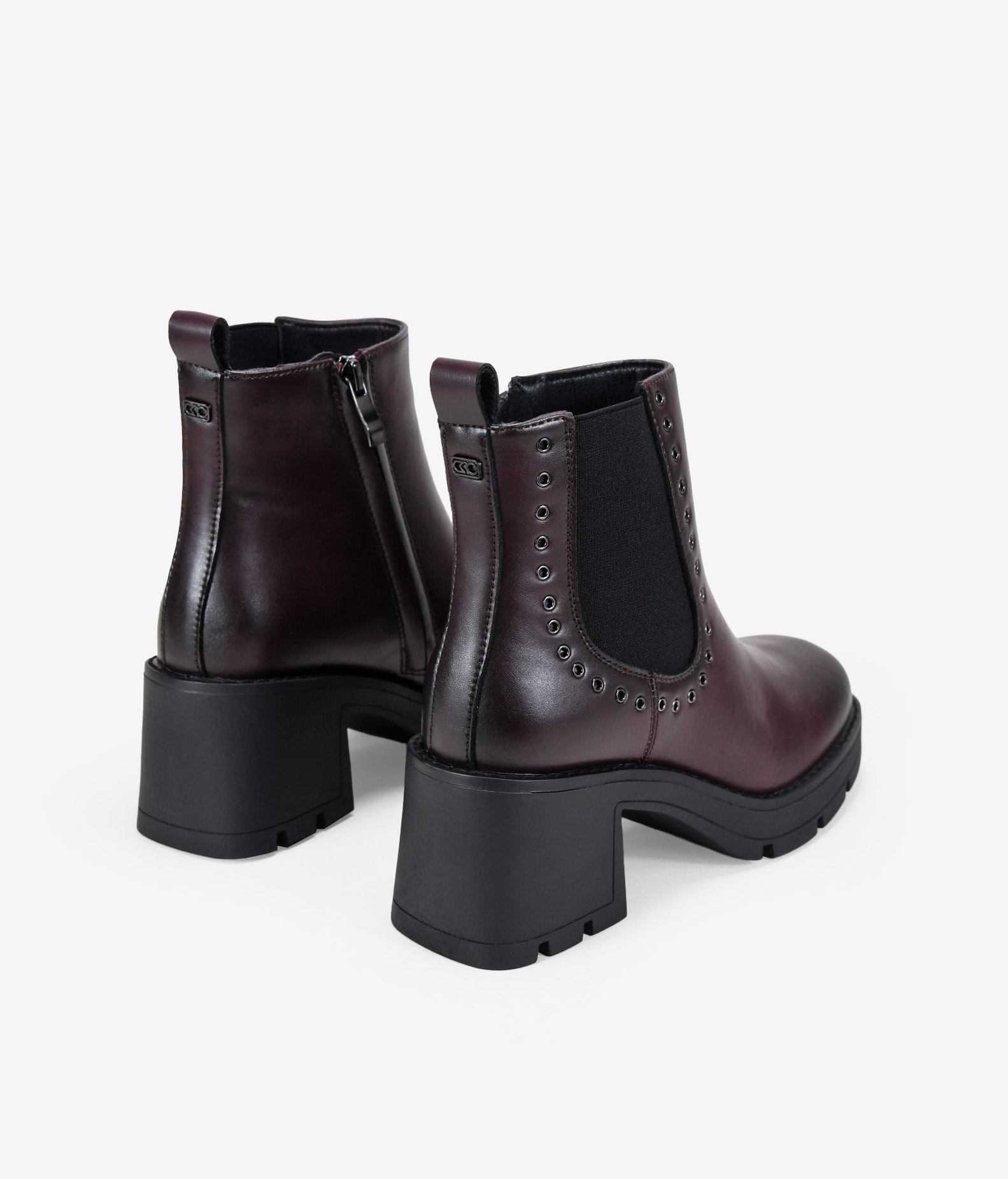 Botines chelsea burdeos con tachas