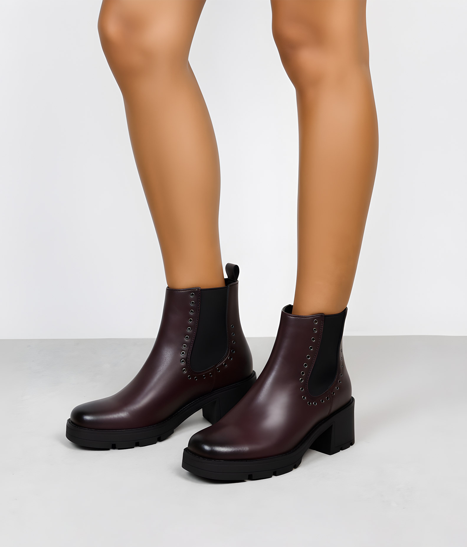 Botines chelsea burdeos con tachas