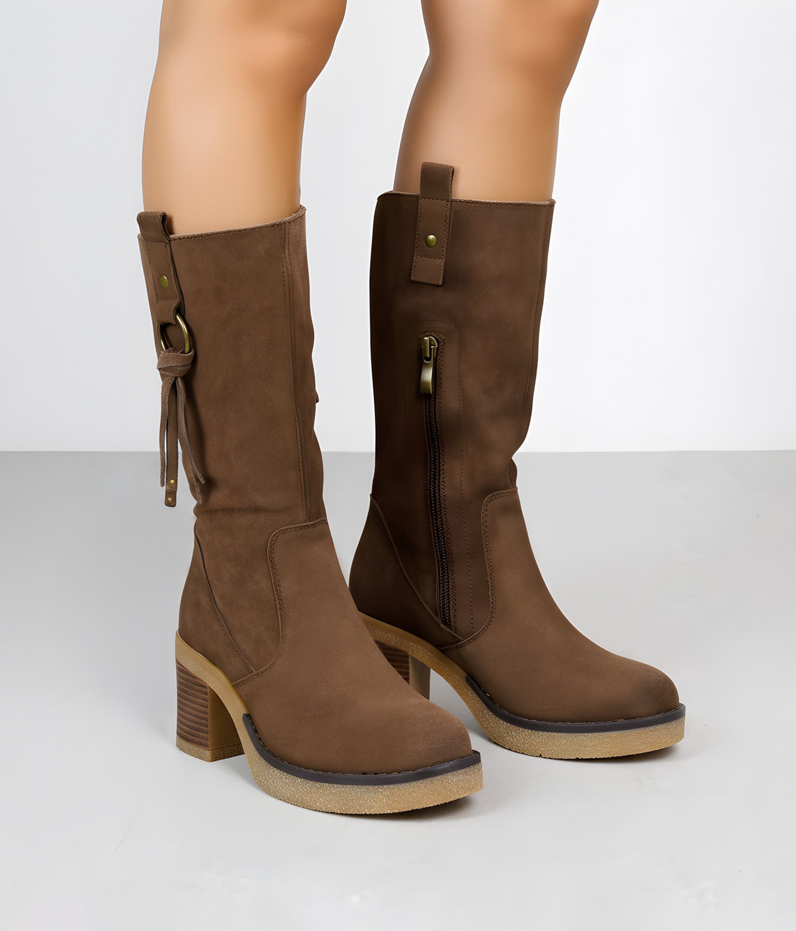 Botas de tacón taupe en piel de serraje
