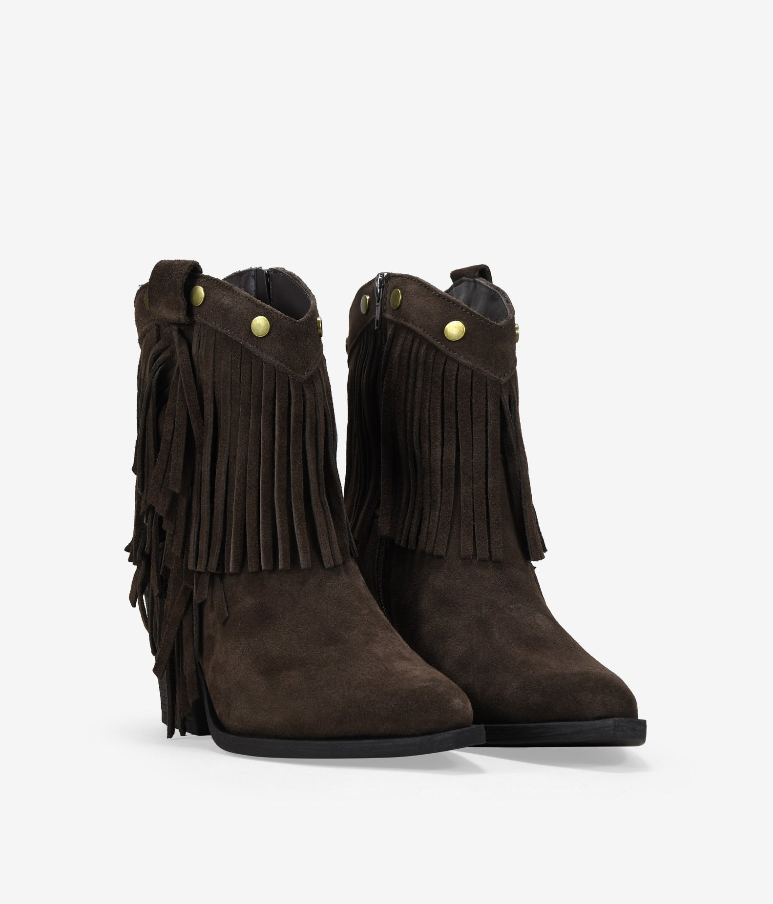 Botines de tacón marrones en piel con flecos y tachas