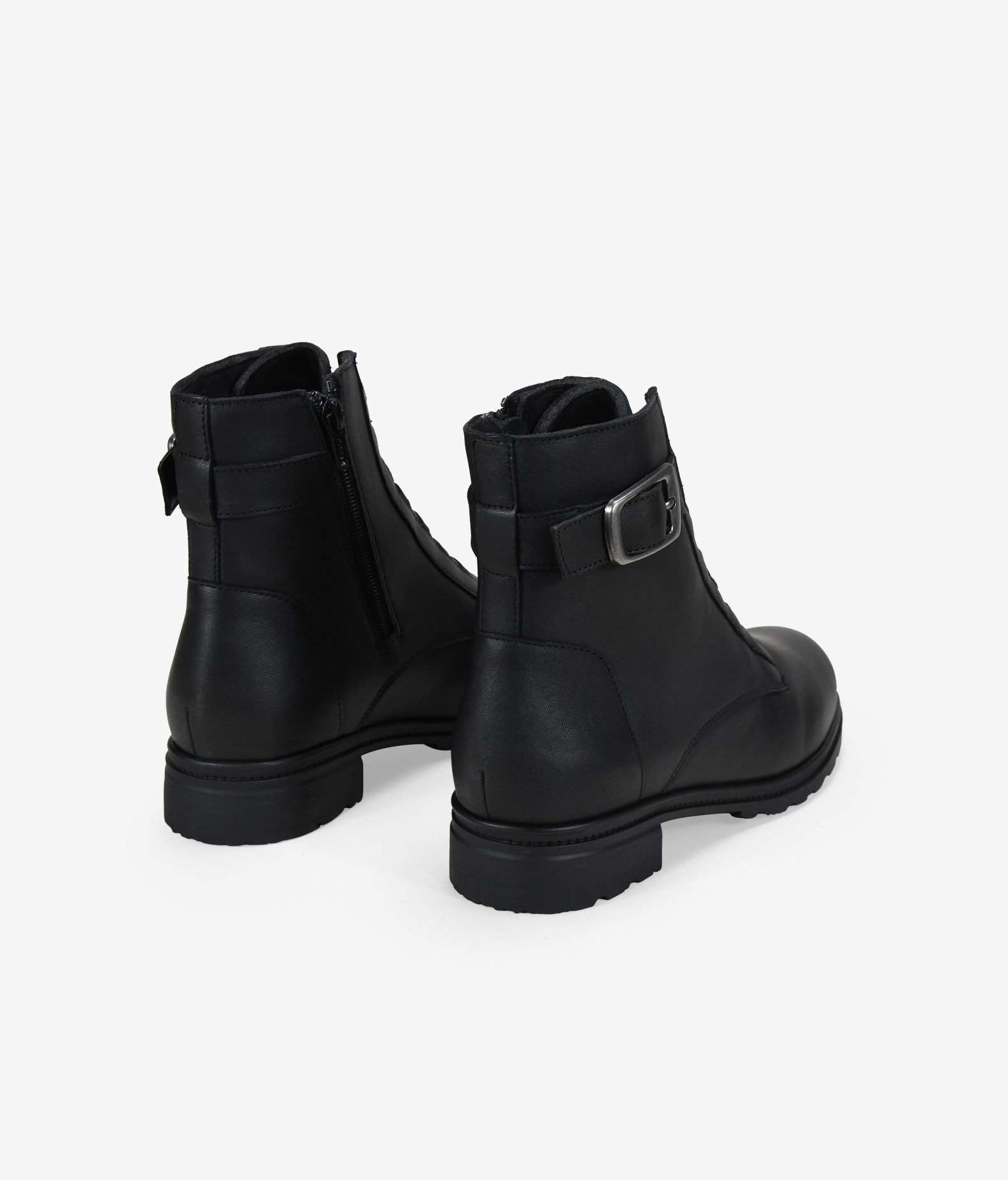 Botines con cordones negros en piel 