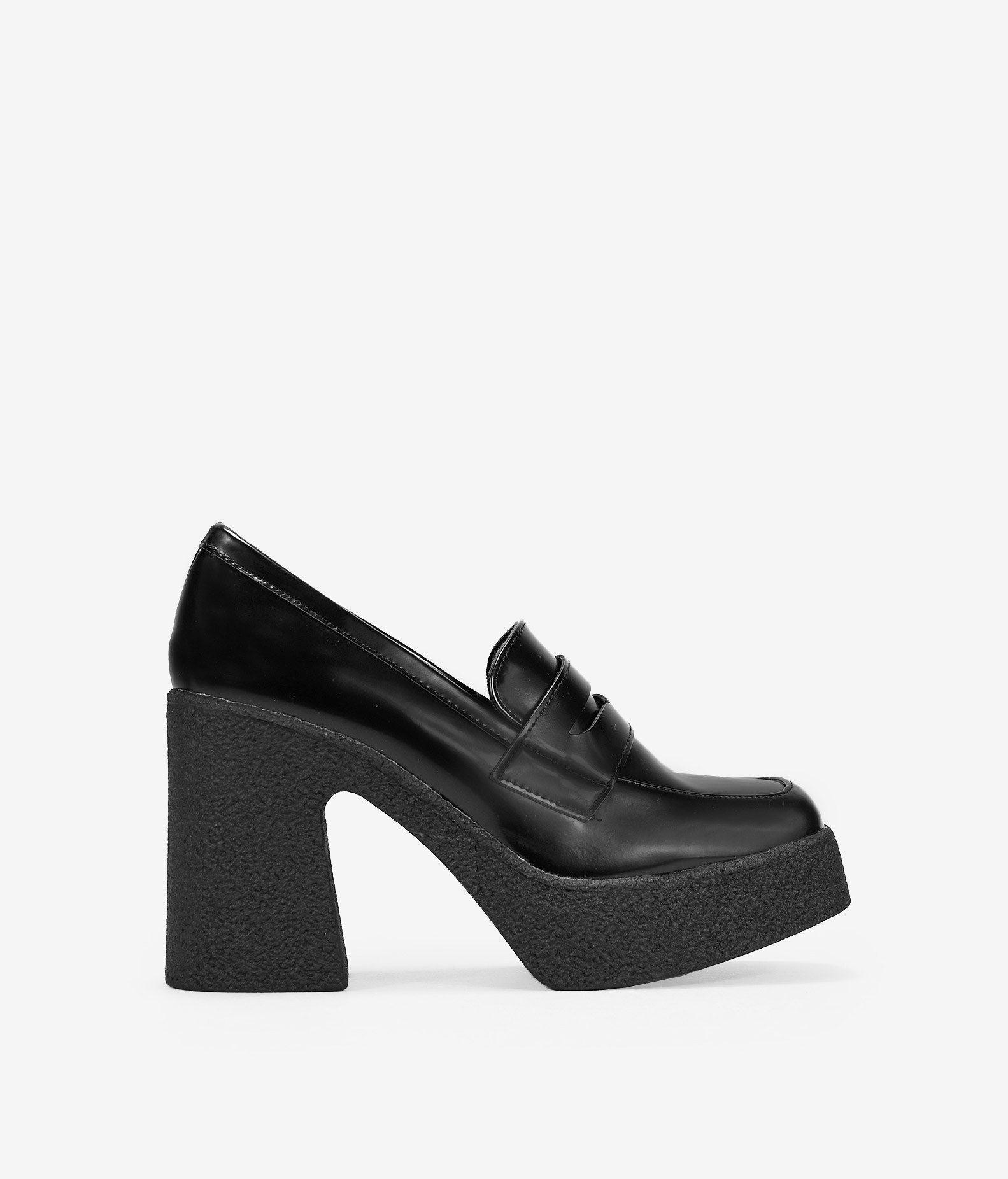 Mocasines negros de charol  con tacón