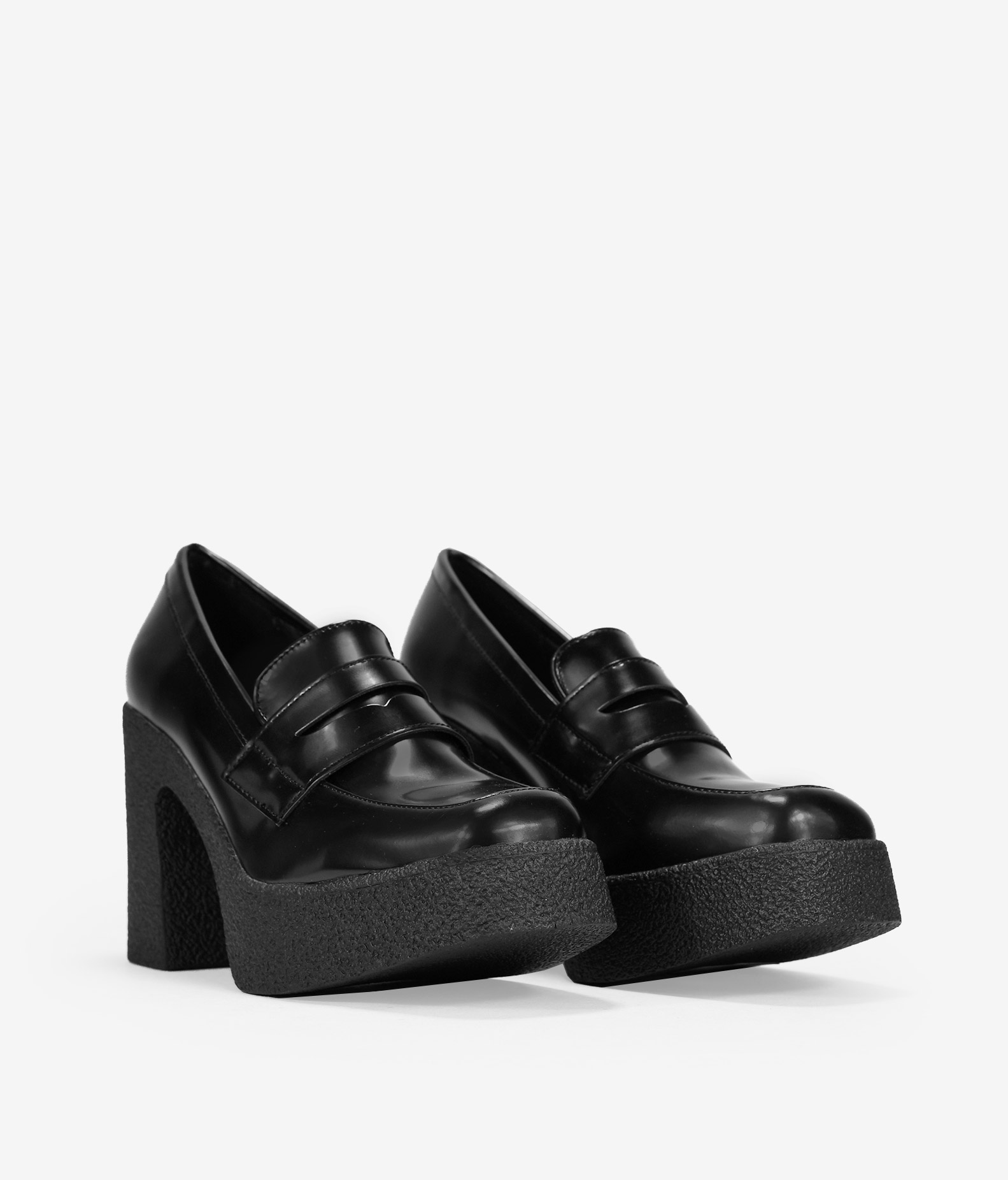 Mocasines negros de charol  con tacón