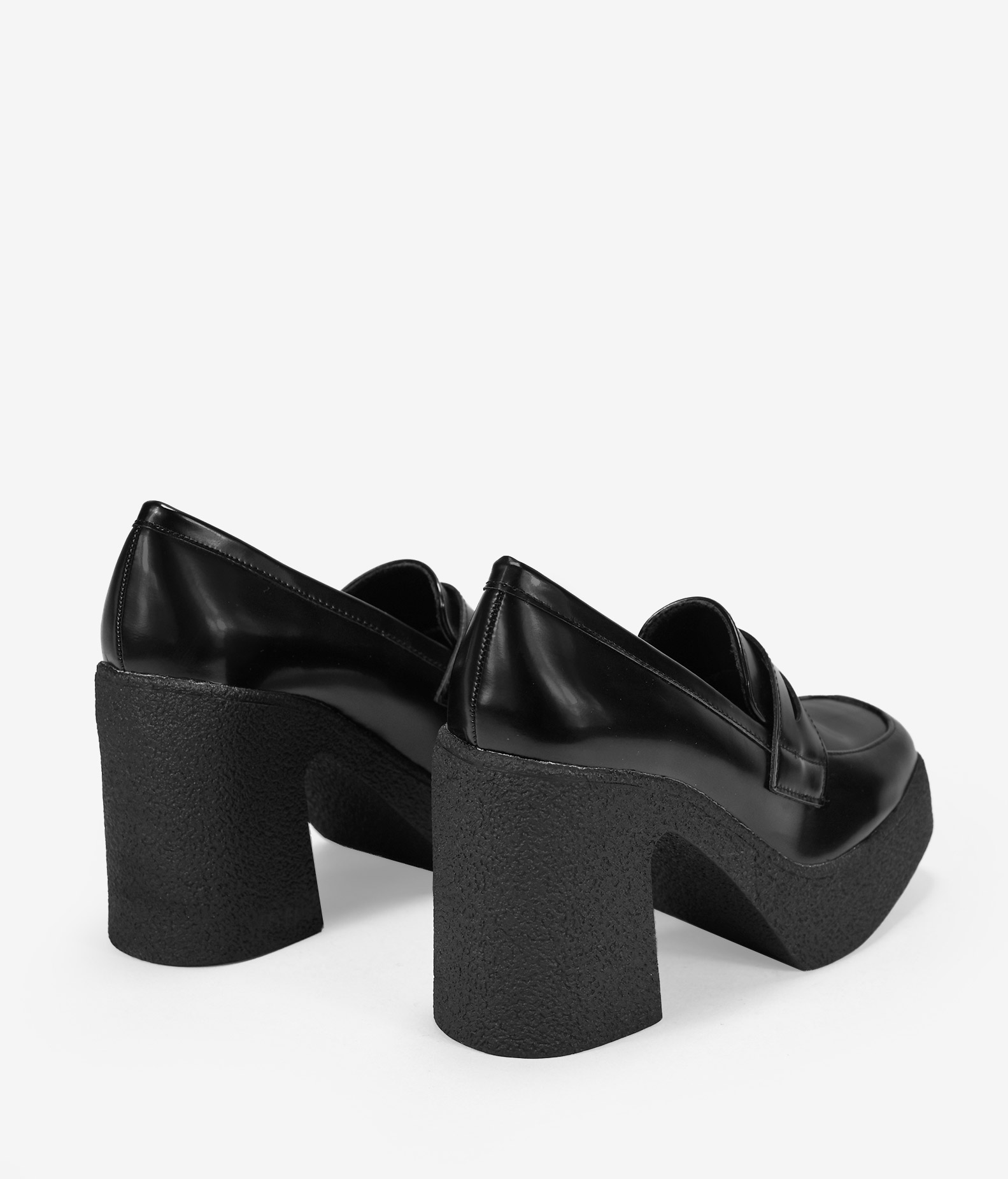 Mocasines negros de charol  con tacón