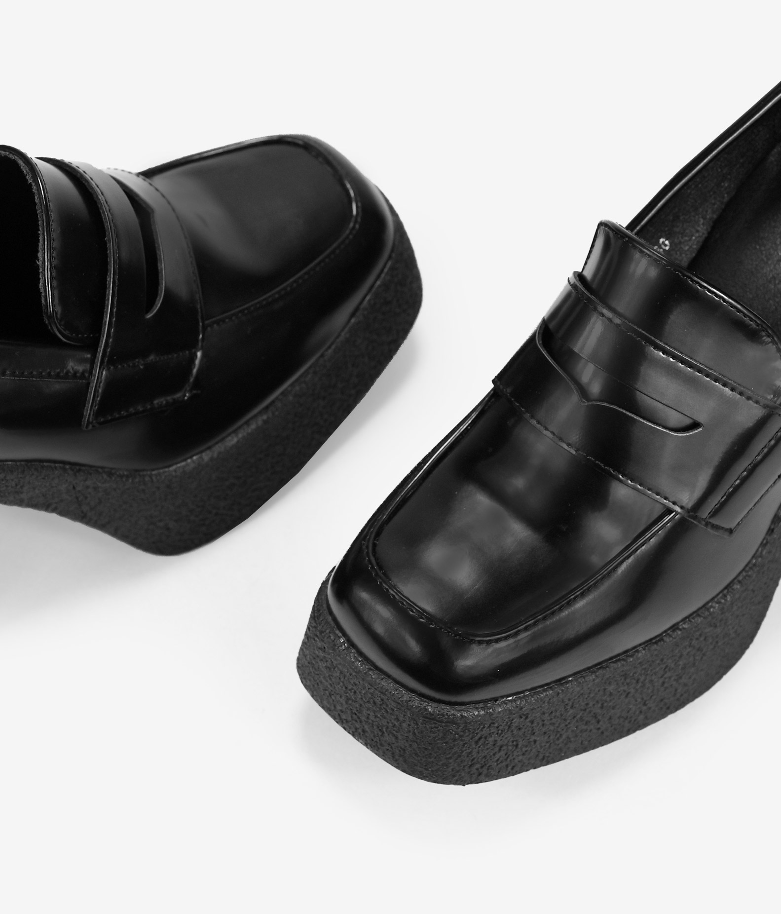Mocasines negros de charol  con tacón