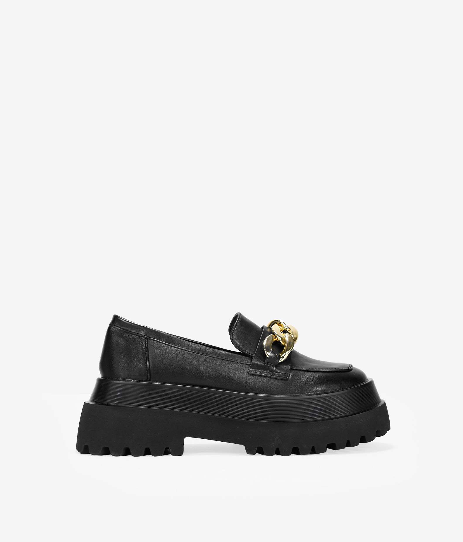 Mocasines negros con plataforma y cadena de eslabones