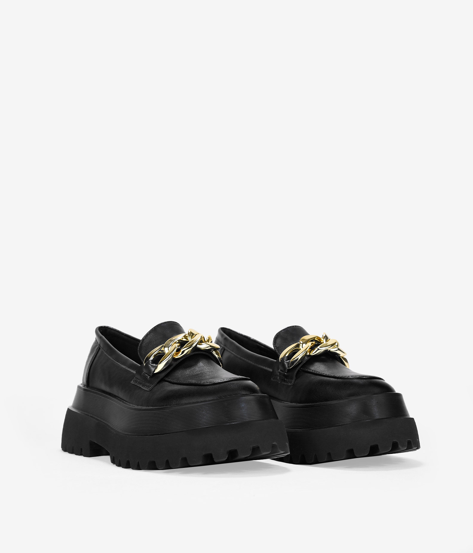 Mocasines negros con plataforma y cadena de eslabones