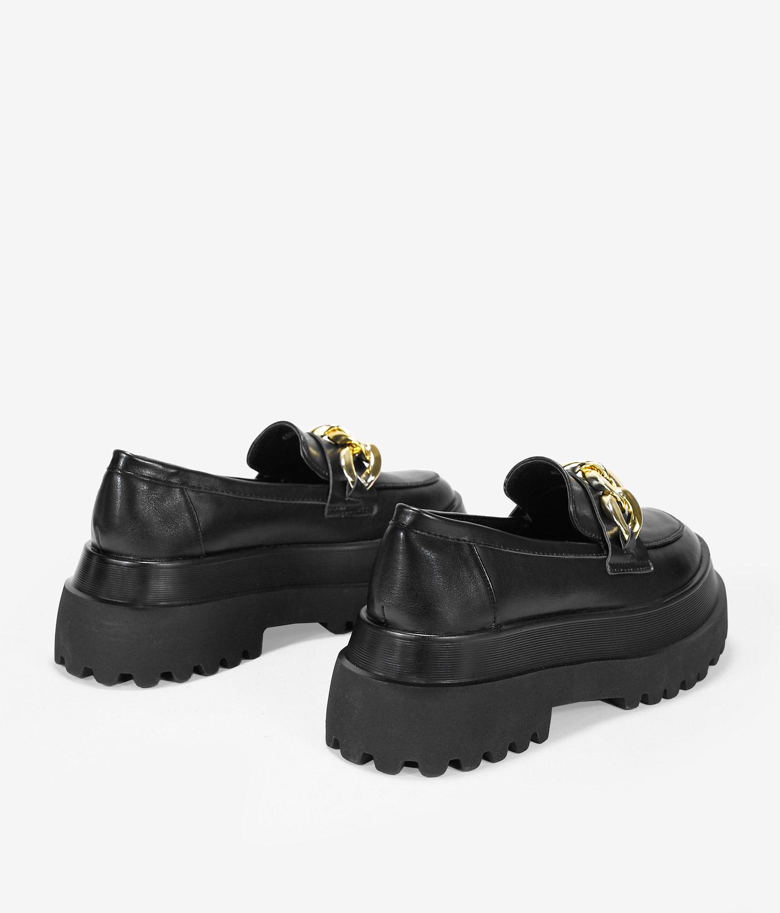 Mocasines negros con plataforma y cadena de eslabones