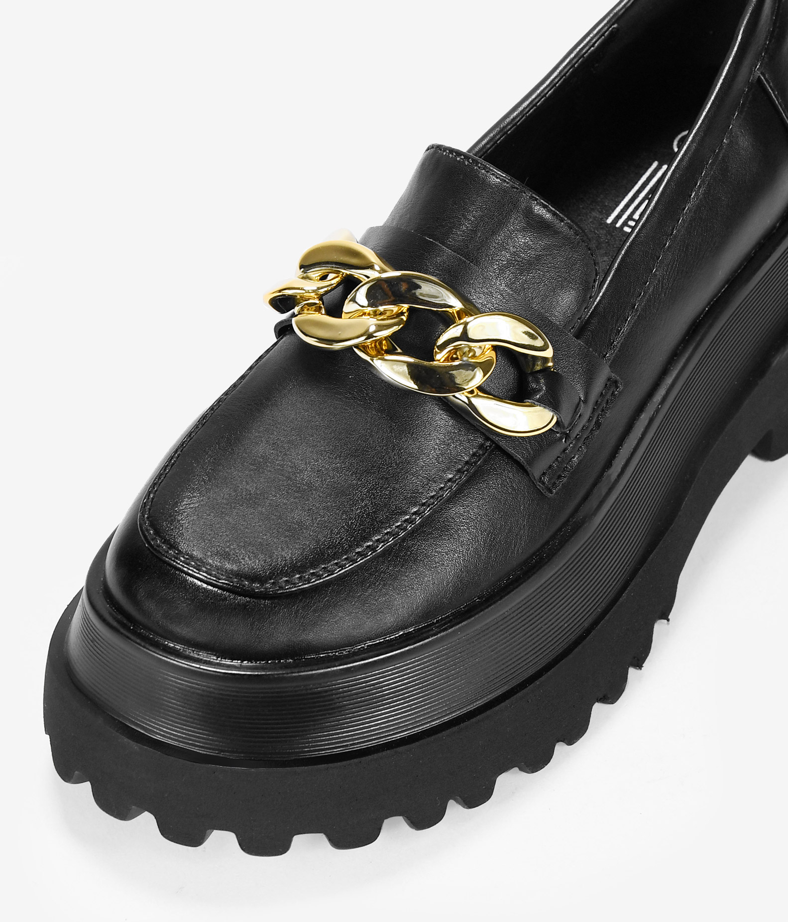 Mocasines negros con plataforma y cadena de eslabones