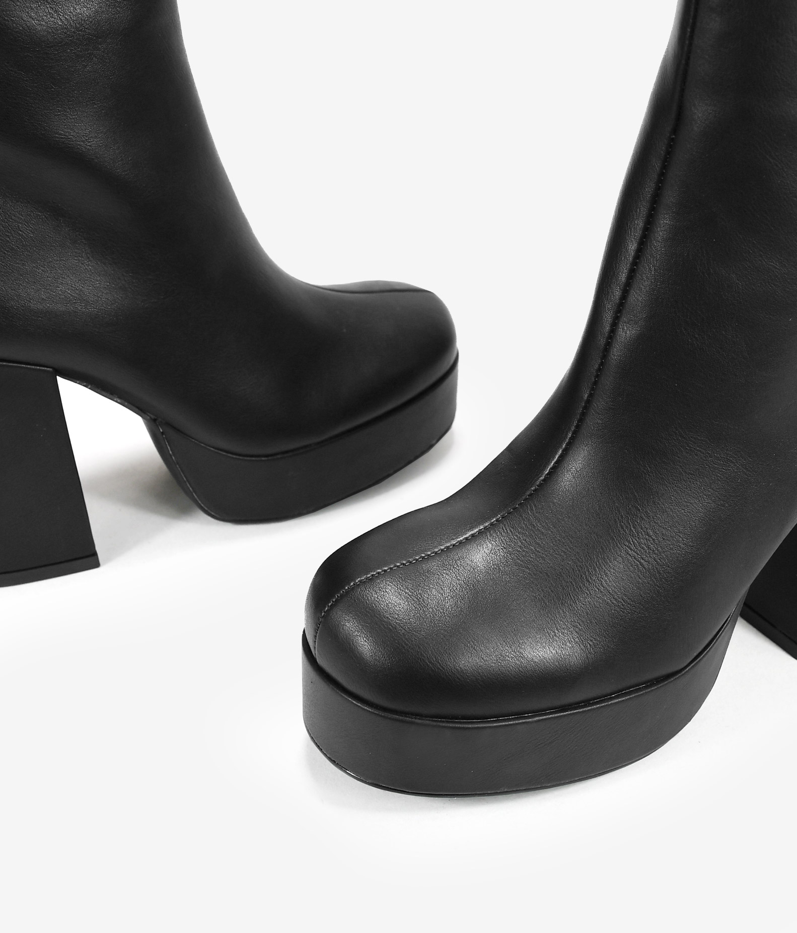 Botines negros elásticos con tacón y plataforma