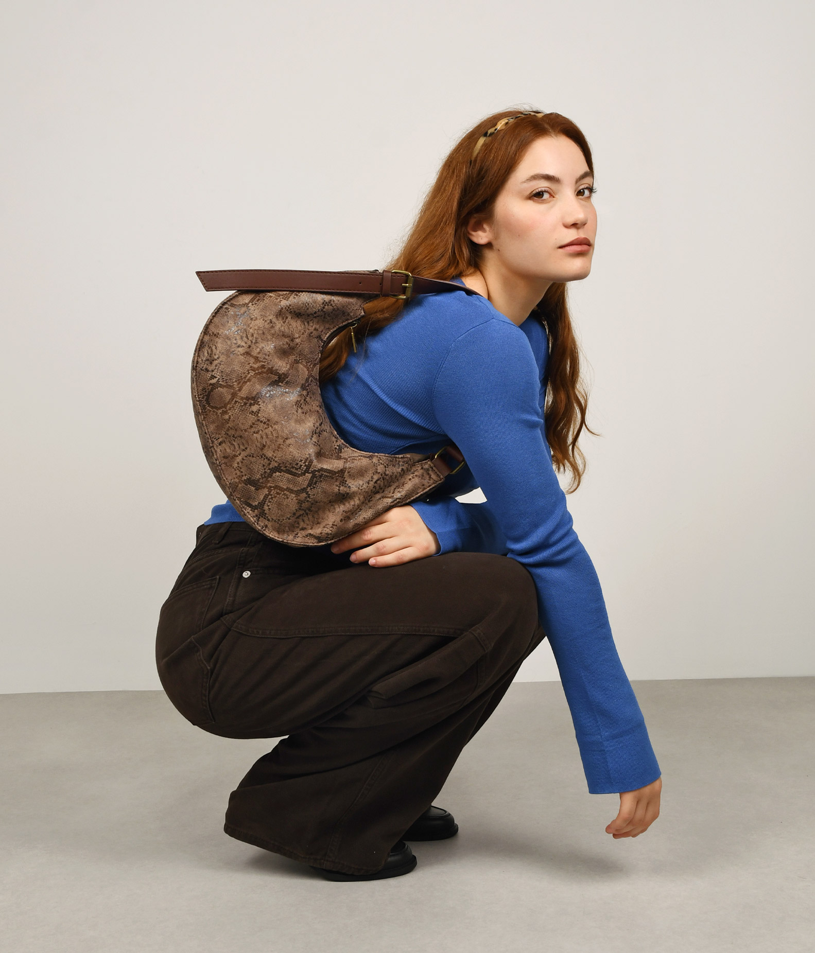 Bolso de hombro marrón con cremallera