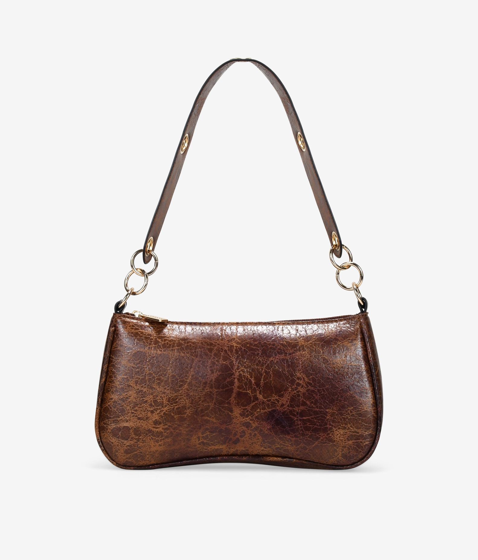 Bolso de hombro marrón con argollas en el asa