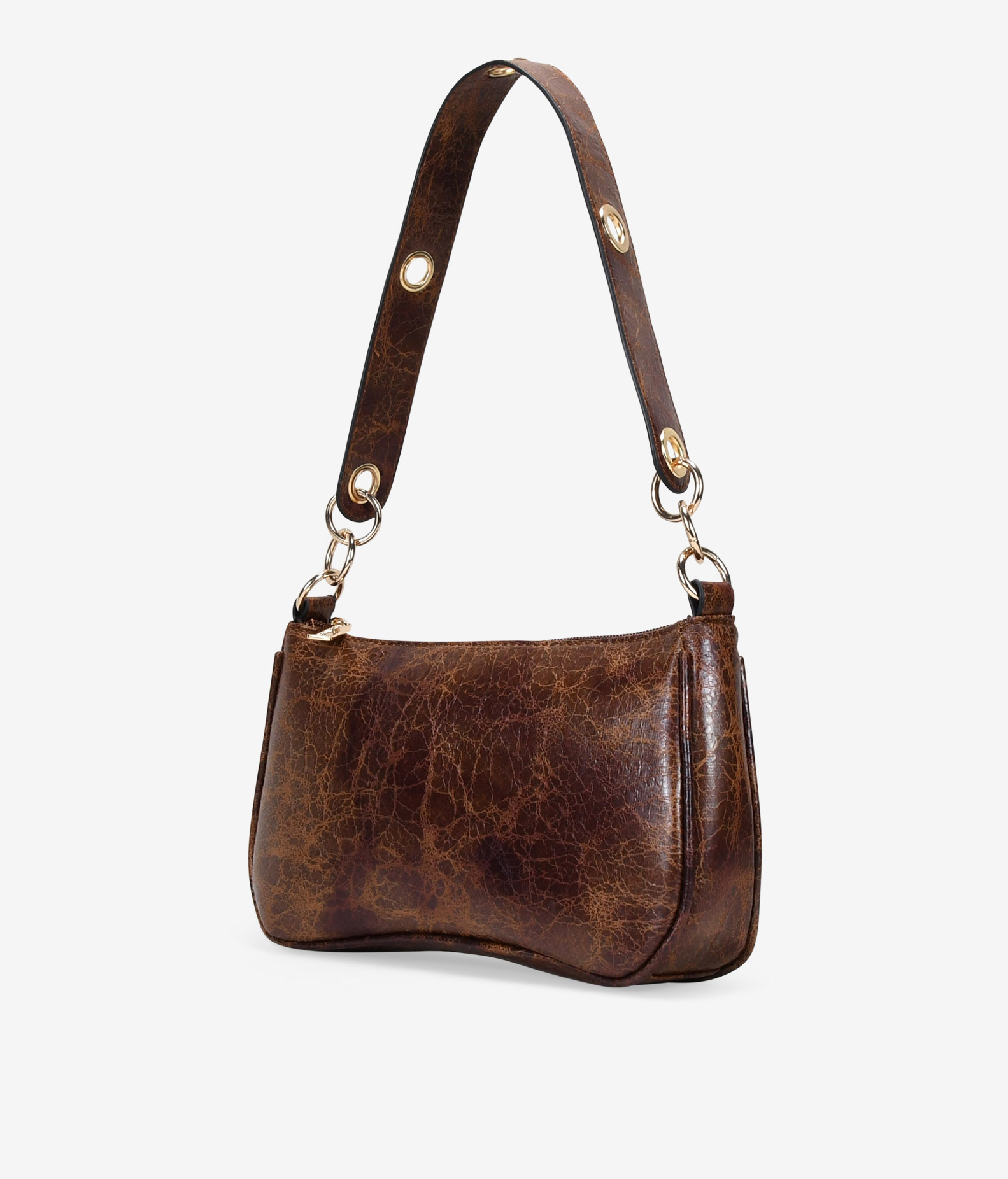 Bolso de hombro marrón con argollas en el asa