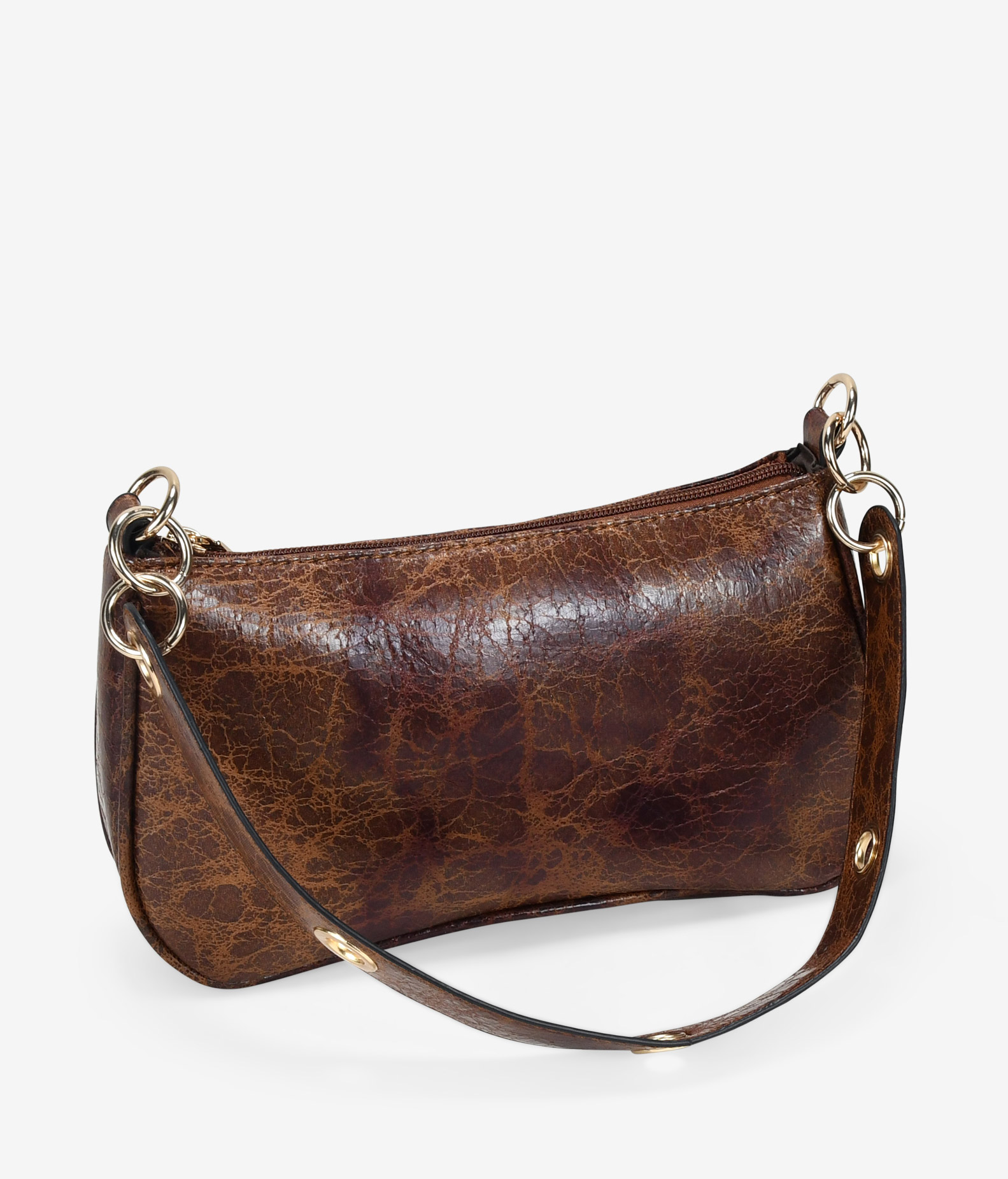 Bolso de hombro marrón con argollas en el asa