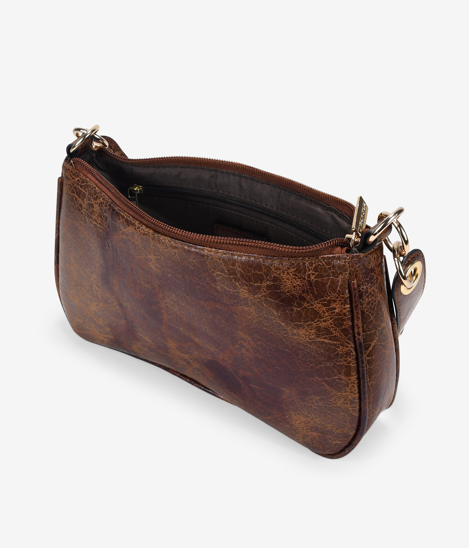 Bolso de hombro marrón con argollas en el asa