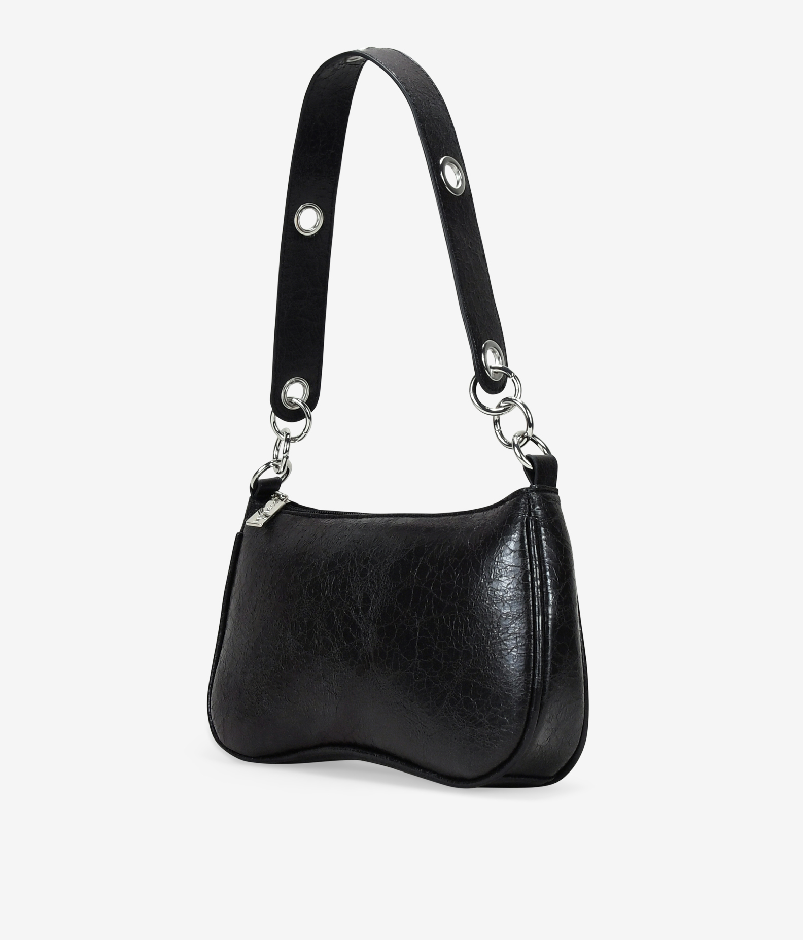 Bolso de hombro negro con argollas en el asa