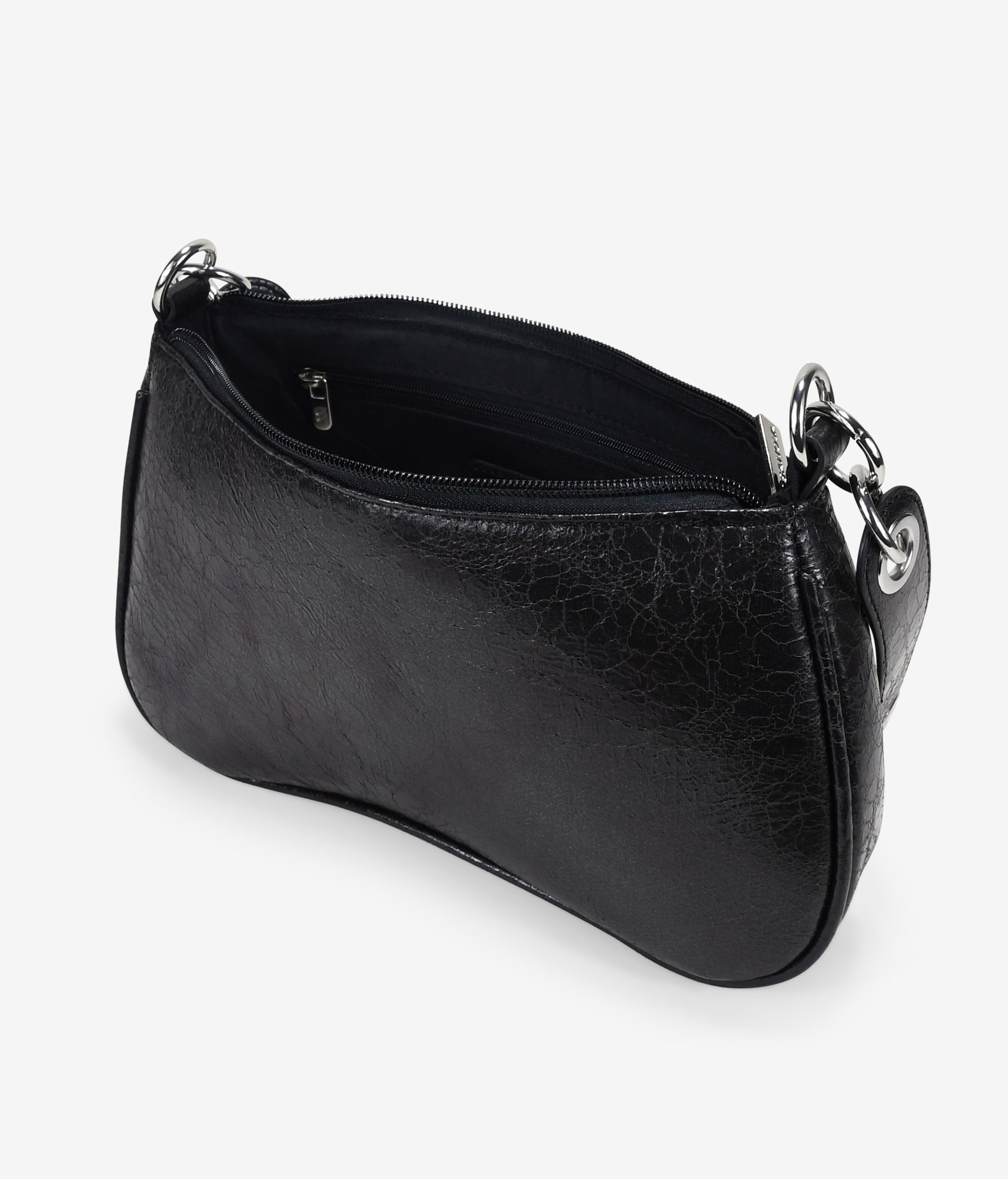 Bolso de hombro negro con argollas en el asa