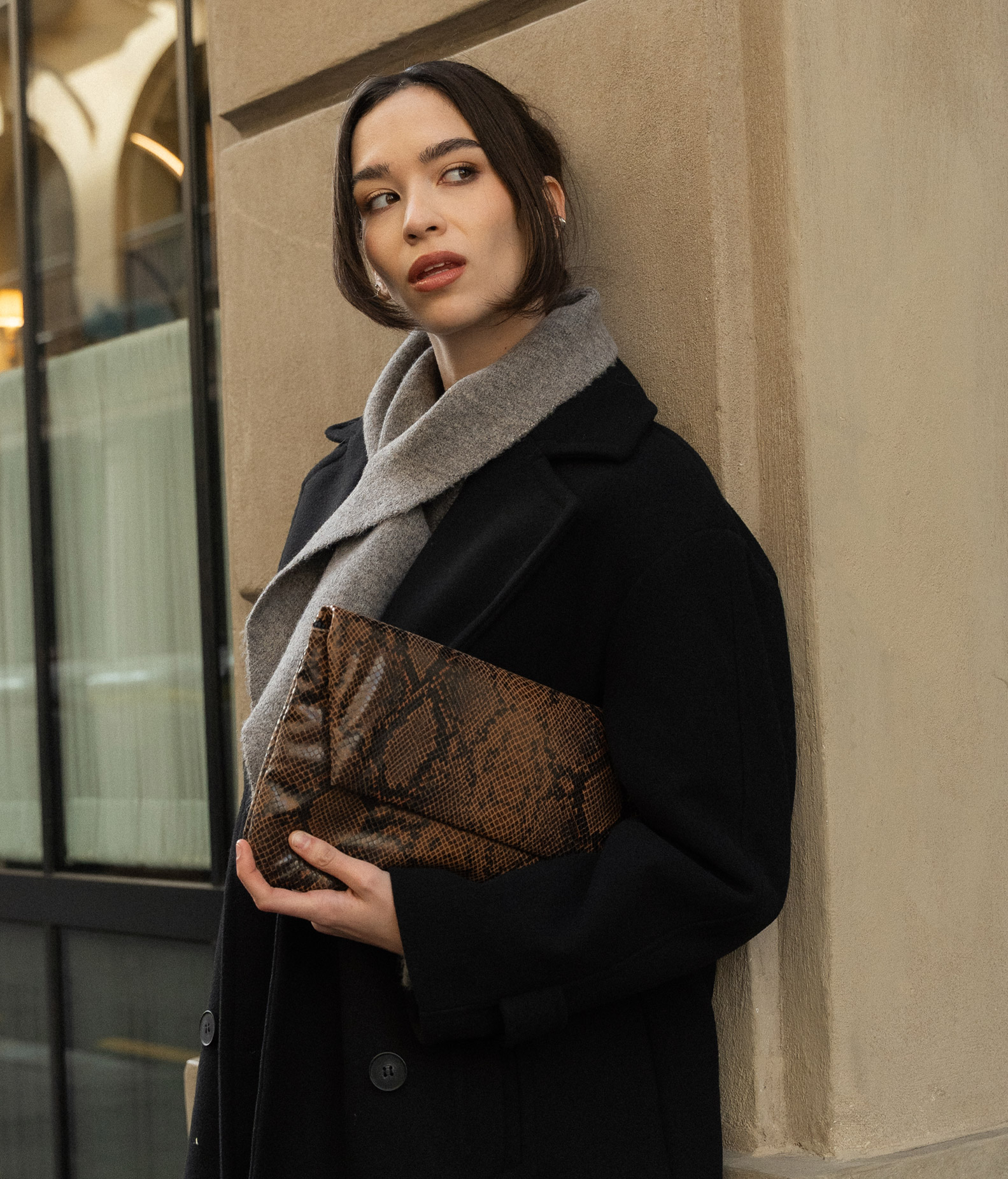 Bolso de mano marrón efecto serpiente