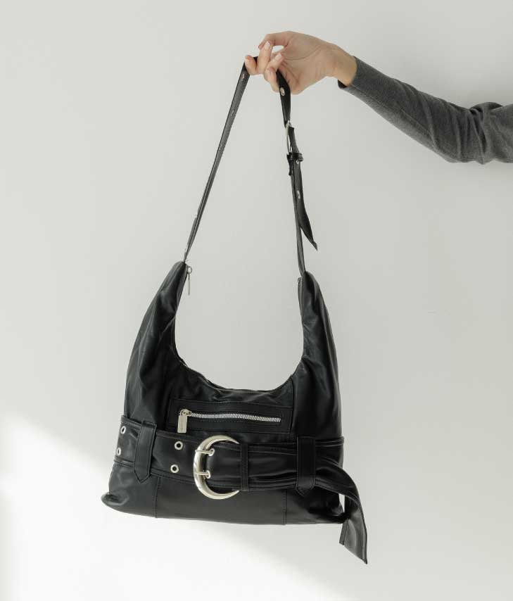 Bolso de hombro negro con maxi hebilla