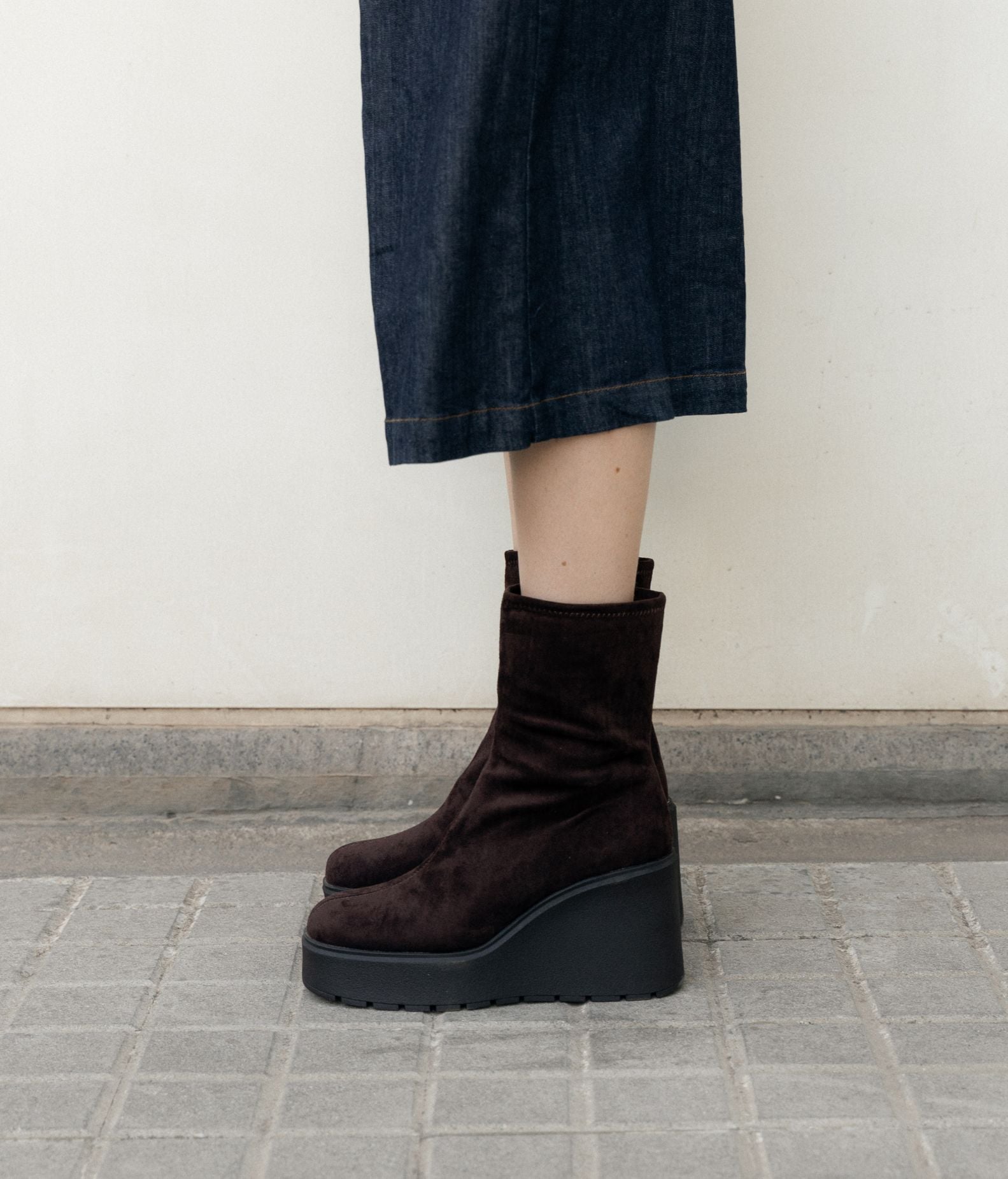 Botines de cuña marrones ajustados