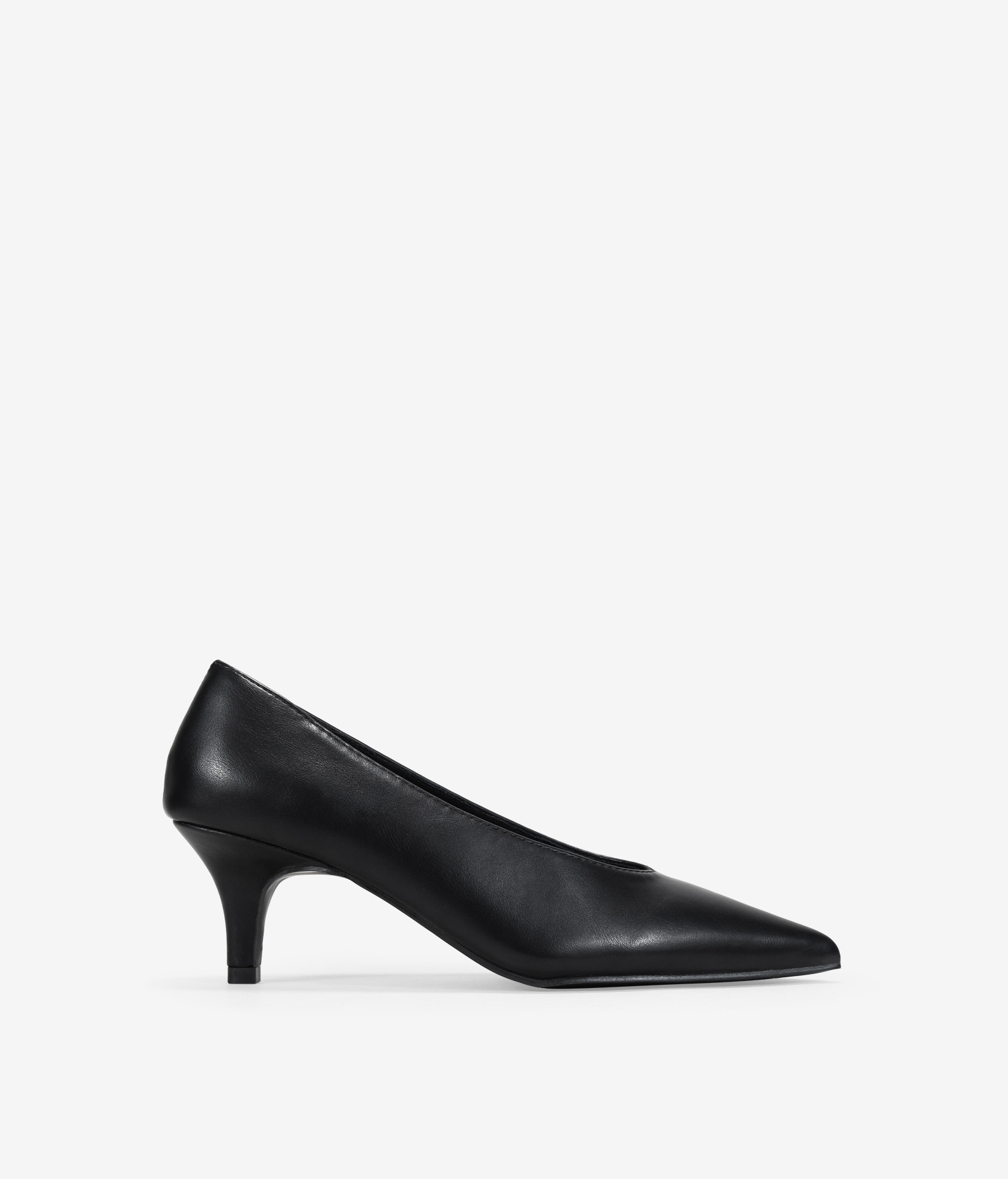 Zapatos de tacón negro con punta