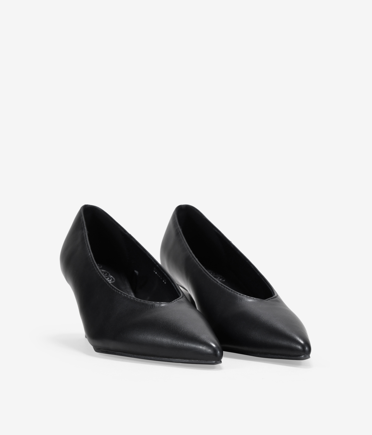 Zapatos de tacón negro con punta