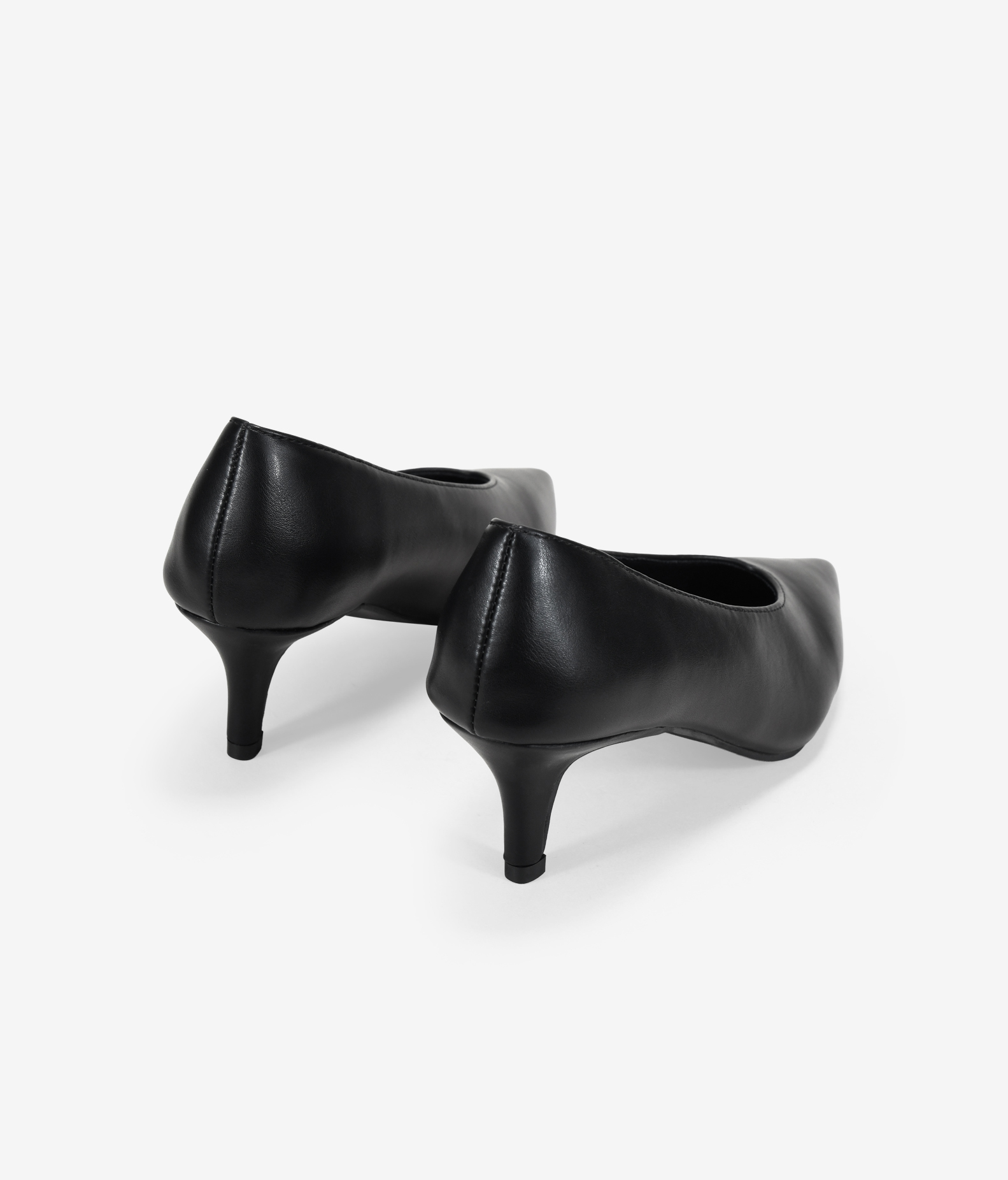 Zapatos de tacón negro con punta