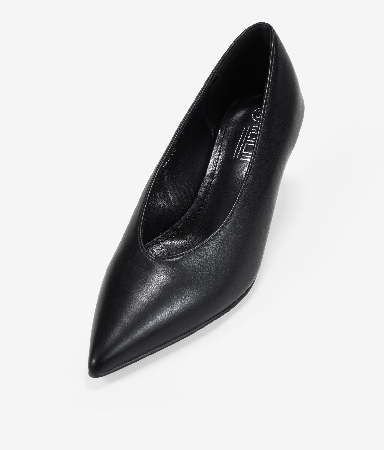 Zapatos de tacón negro con punta