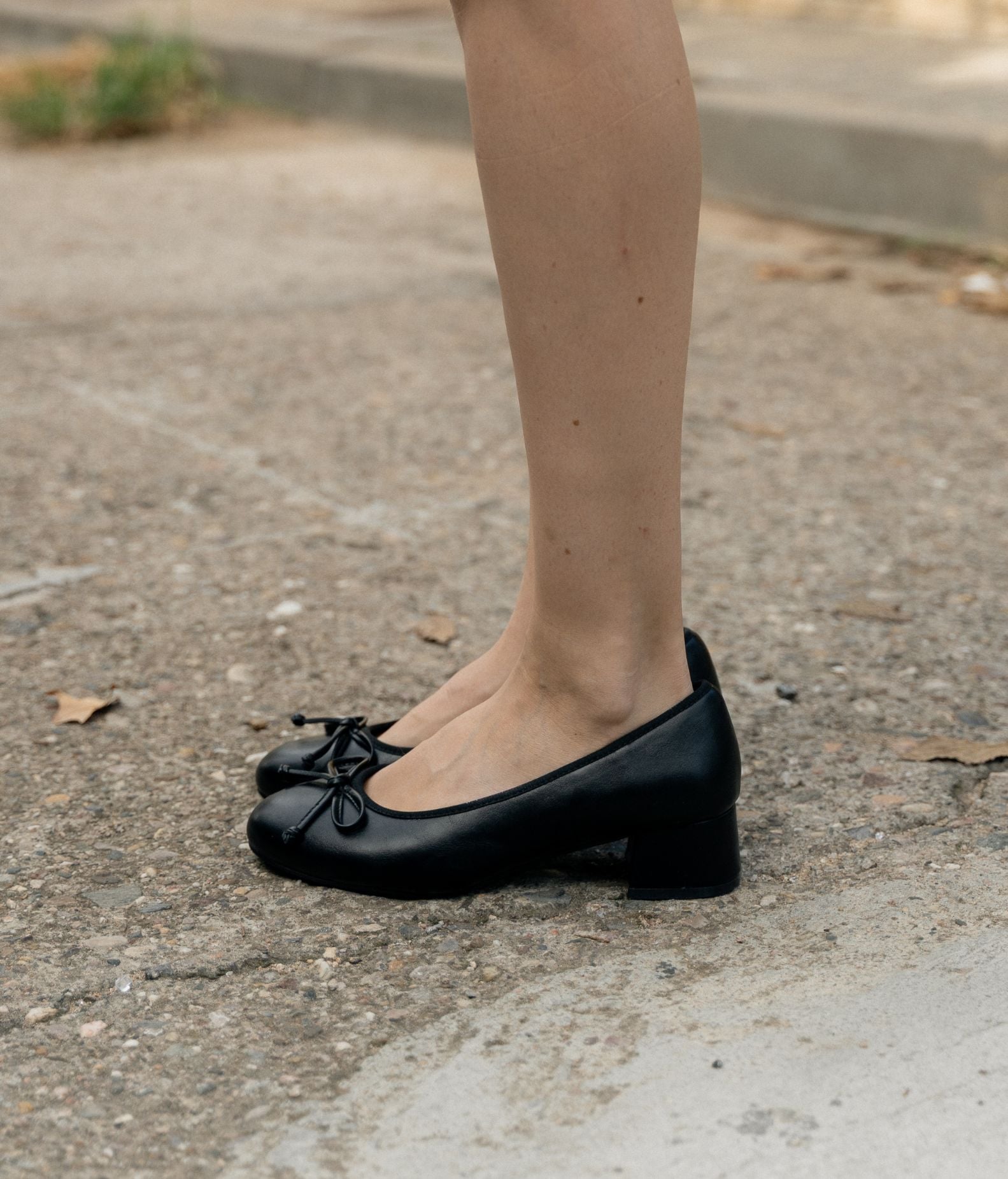 Zapatos de tacón negros con lazo