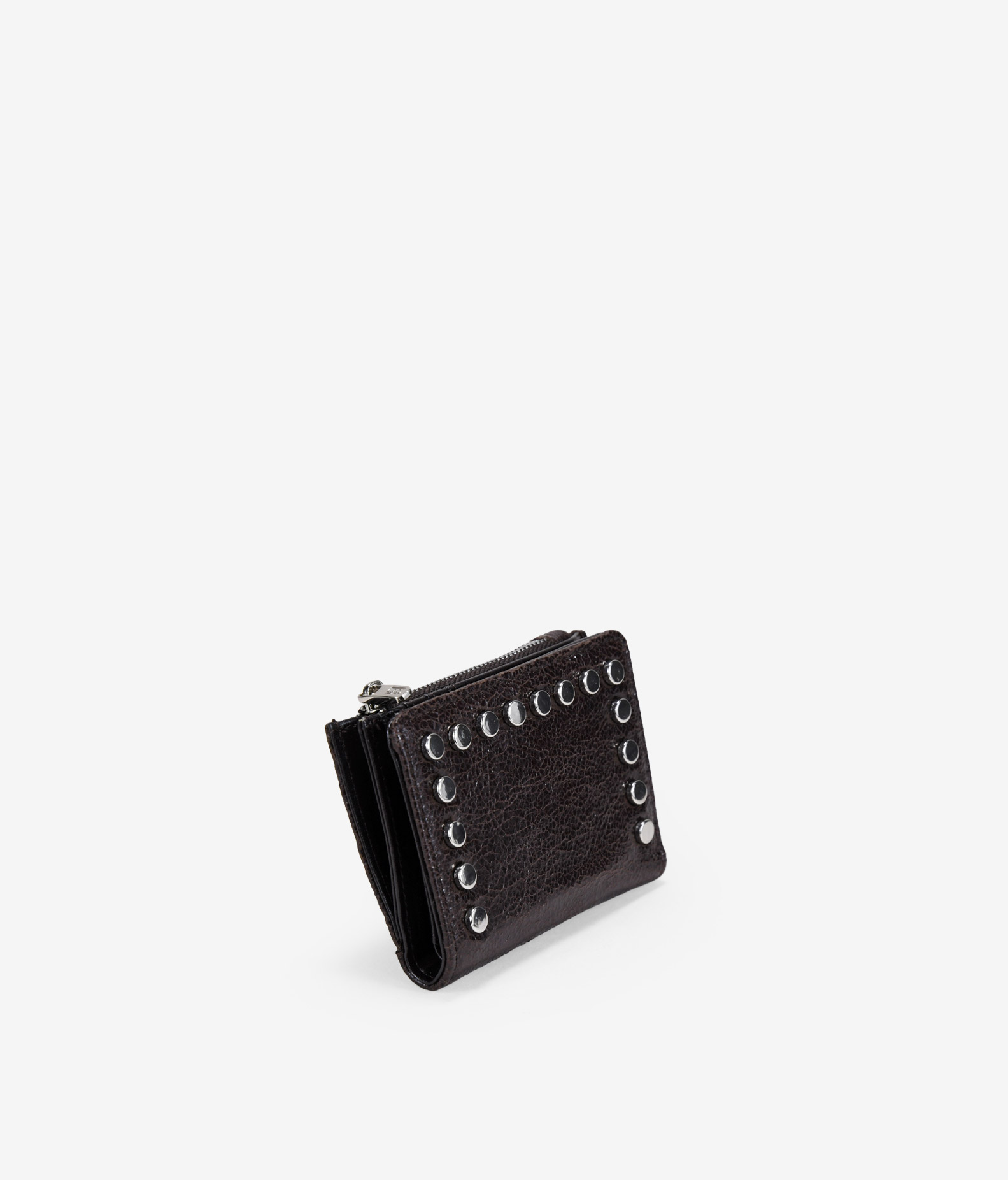 Billetero pequeño marrón con tachas