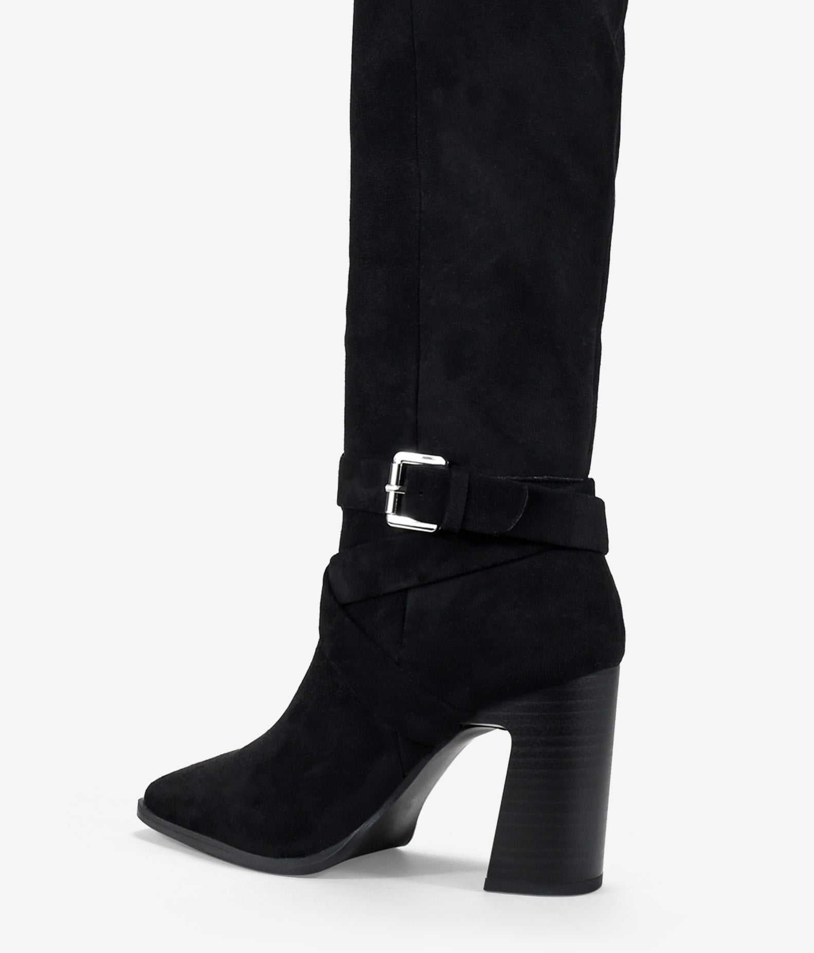 Botas altas negras de tacón con hebilla