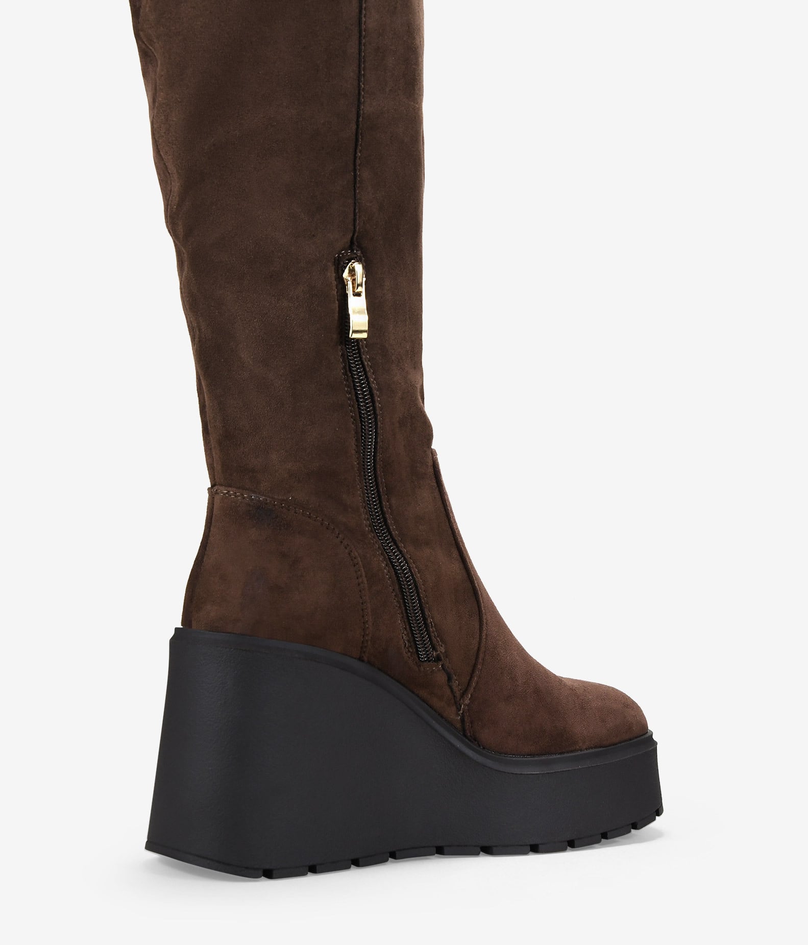Botas altas marrones en ante con cuña