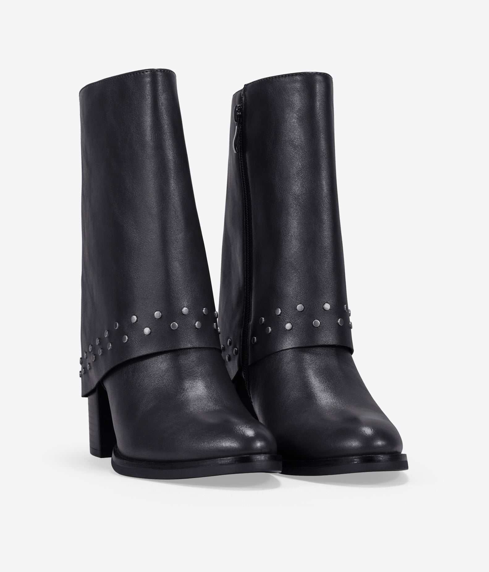 Botas de tacón negras con polaina y tachas