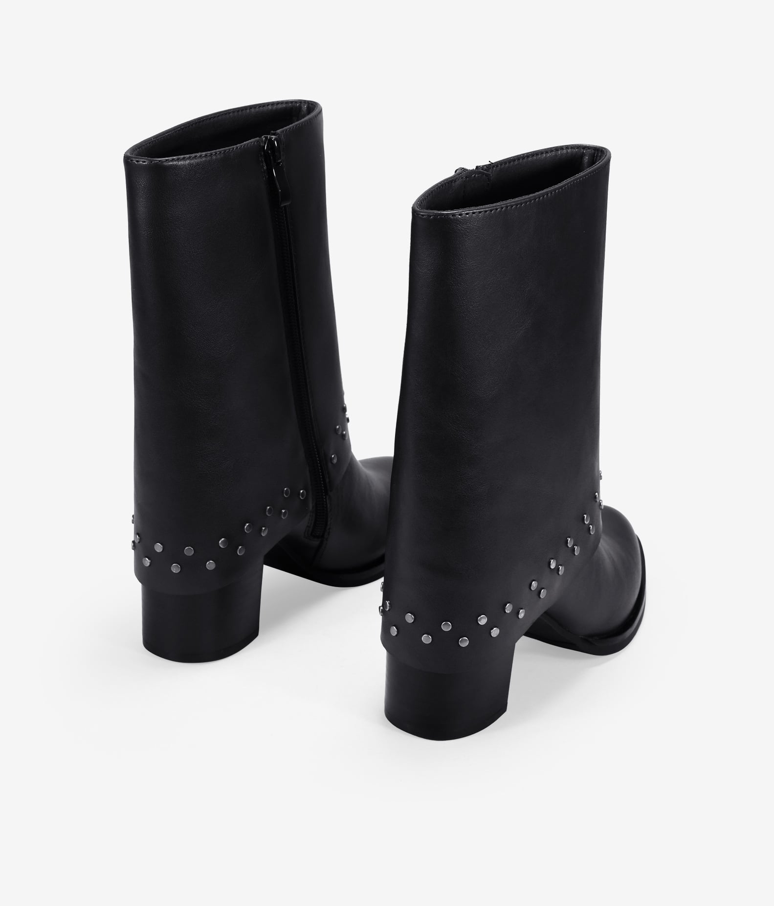 Botas de tacón negras con polaina y tachas