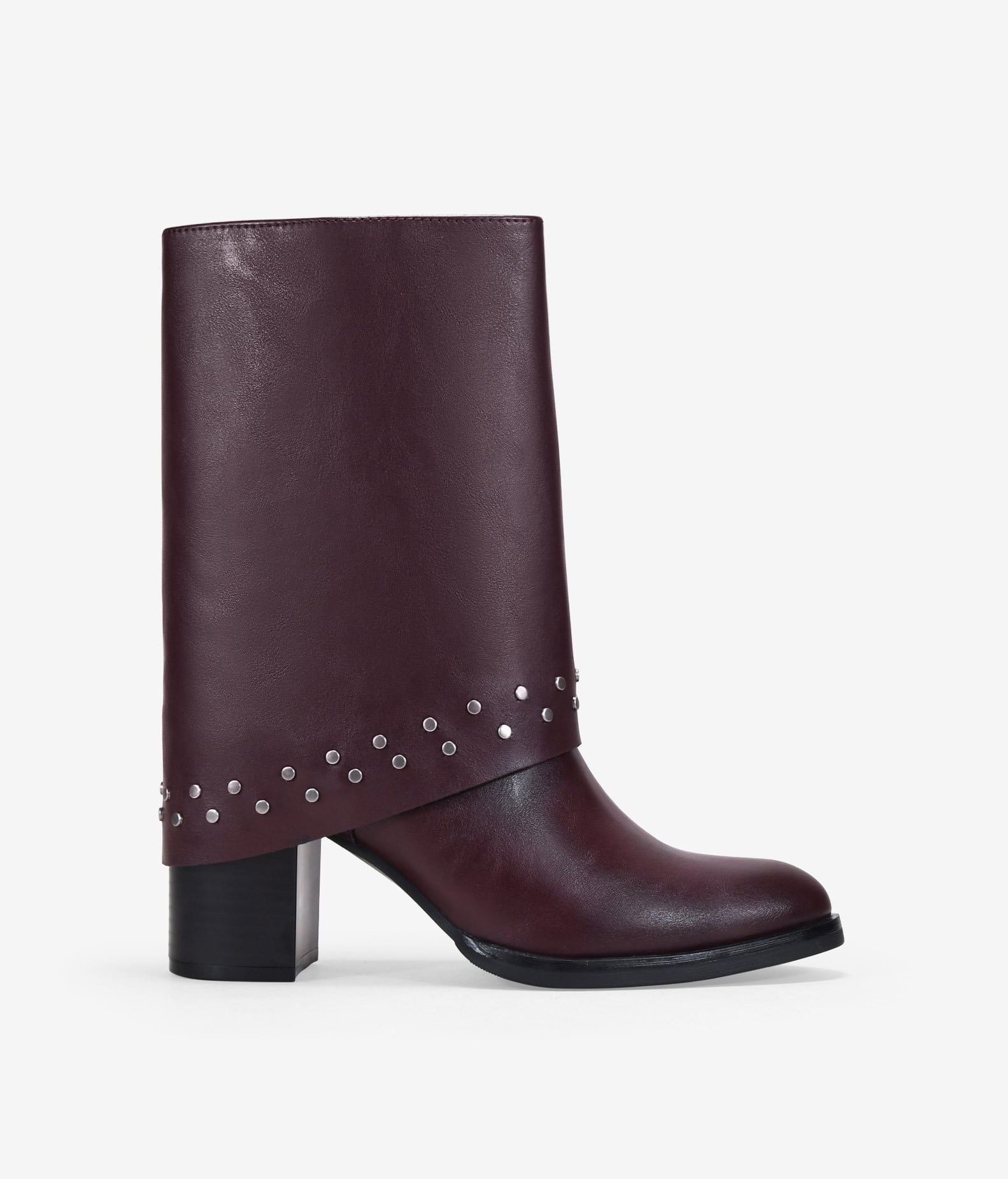 Botas de tacón burdeos con polaina y tachas