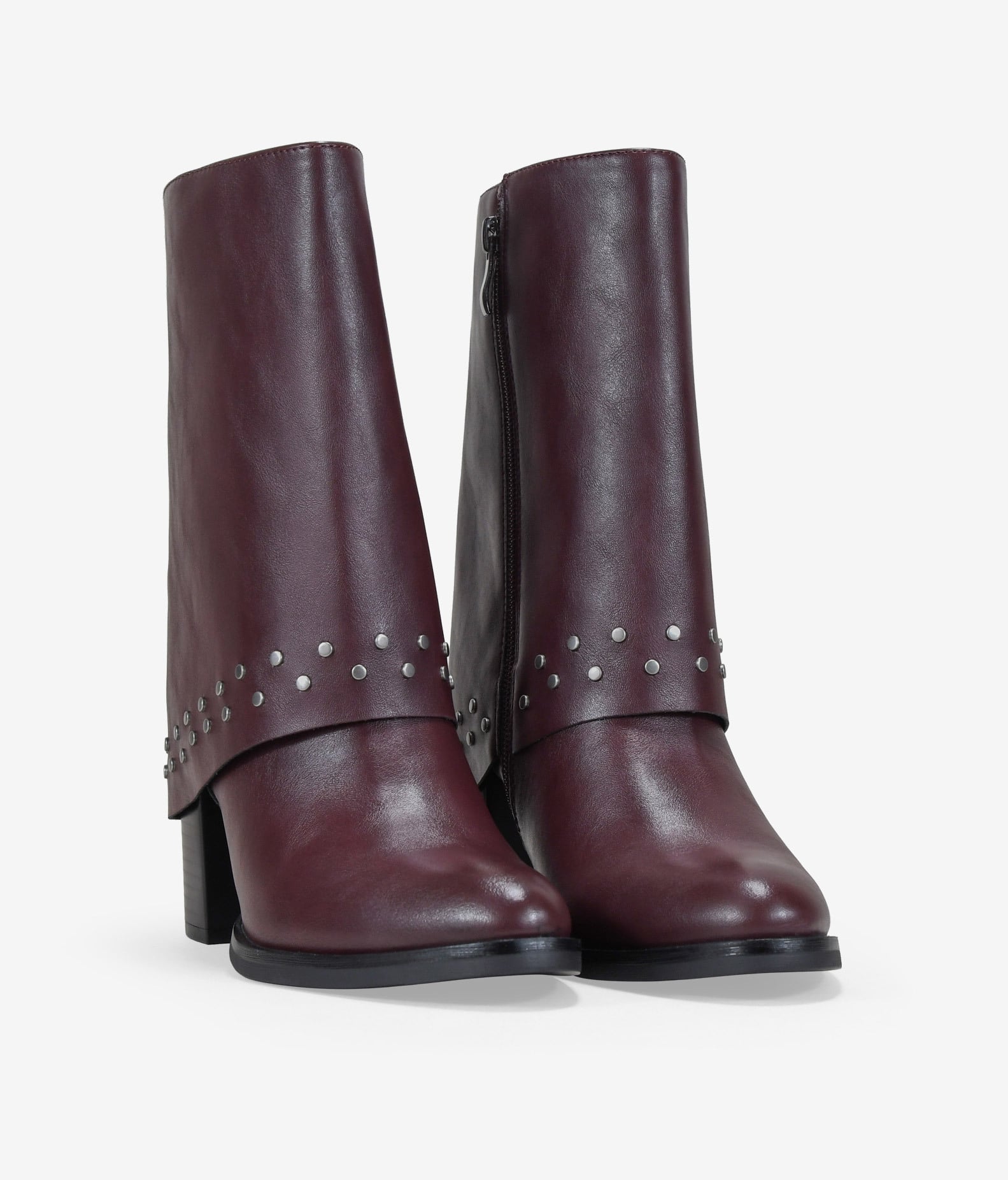 Botas de tacón burdeos con polaina y tachas