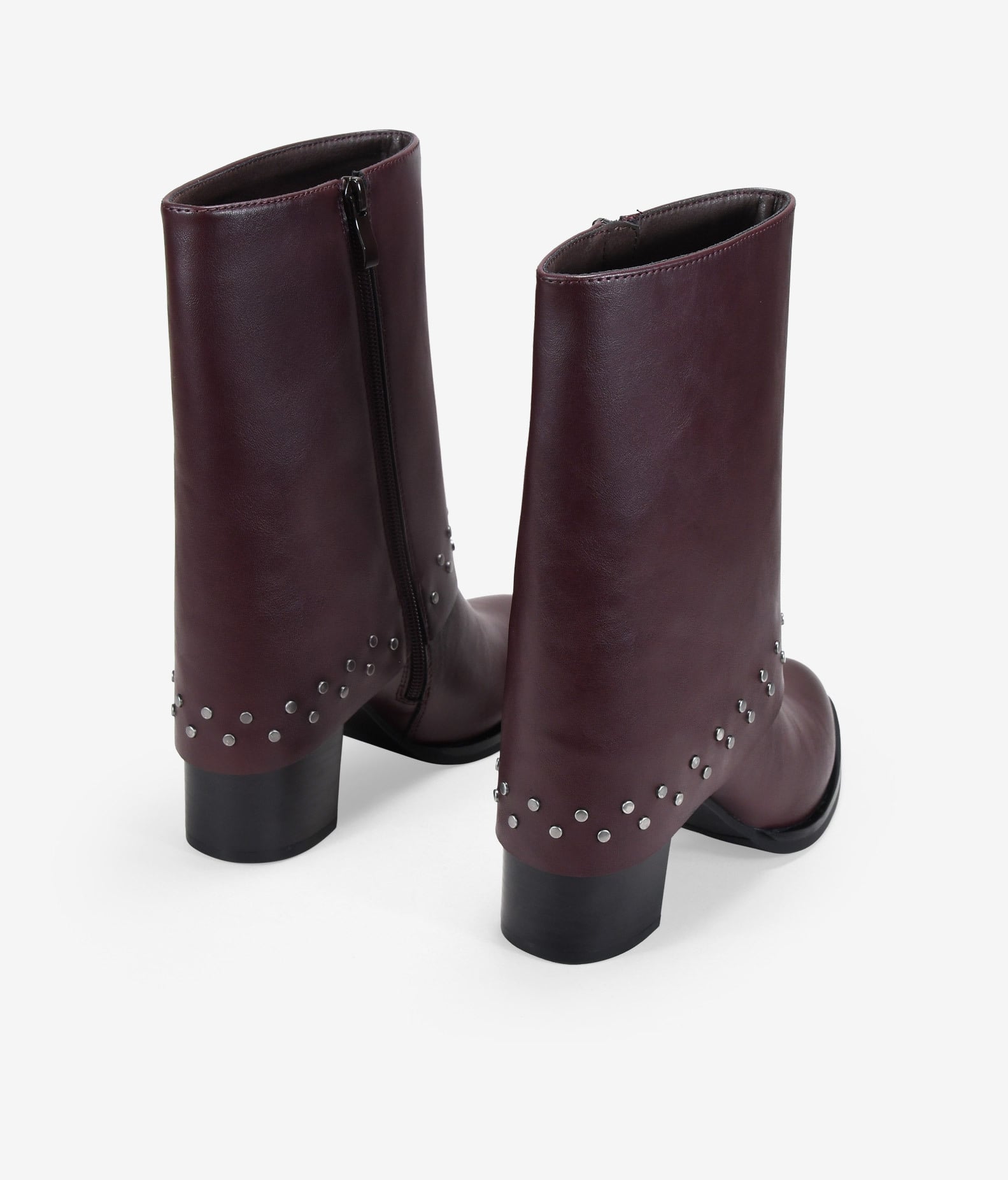 Botas de tacón burdeos con polaina y tachas