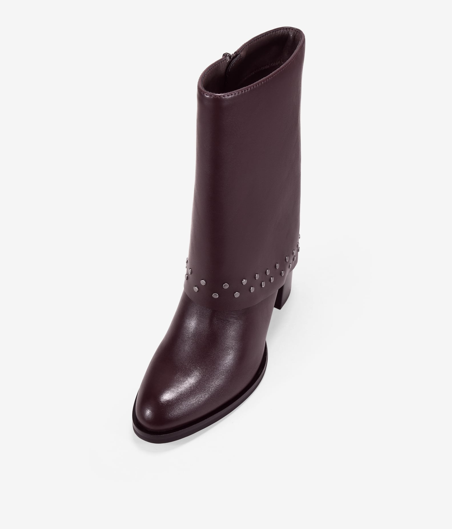 Botas de tacón burdeos con polaina y tachas