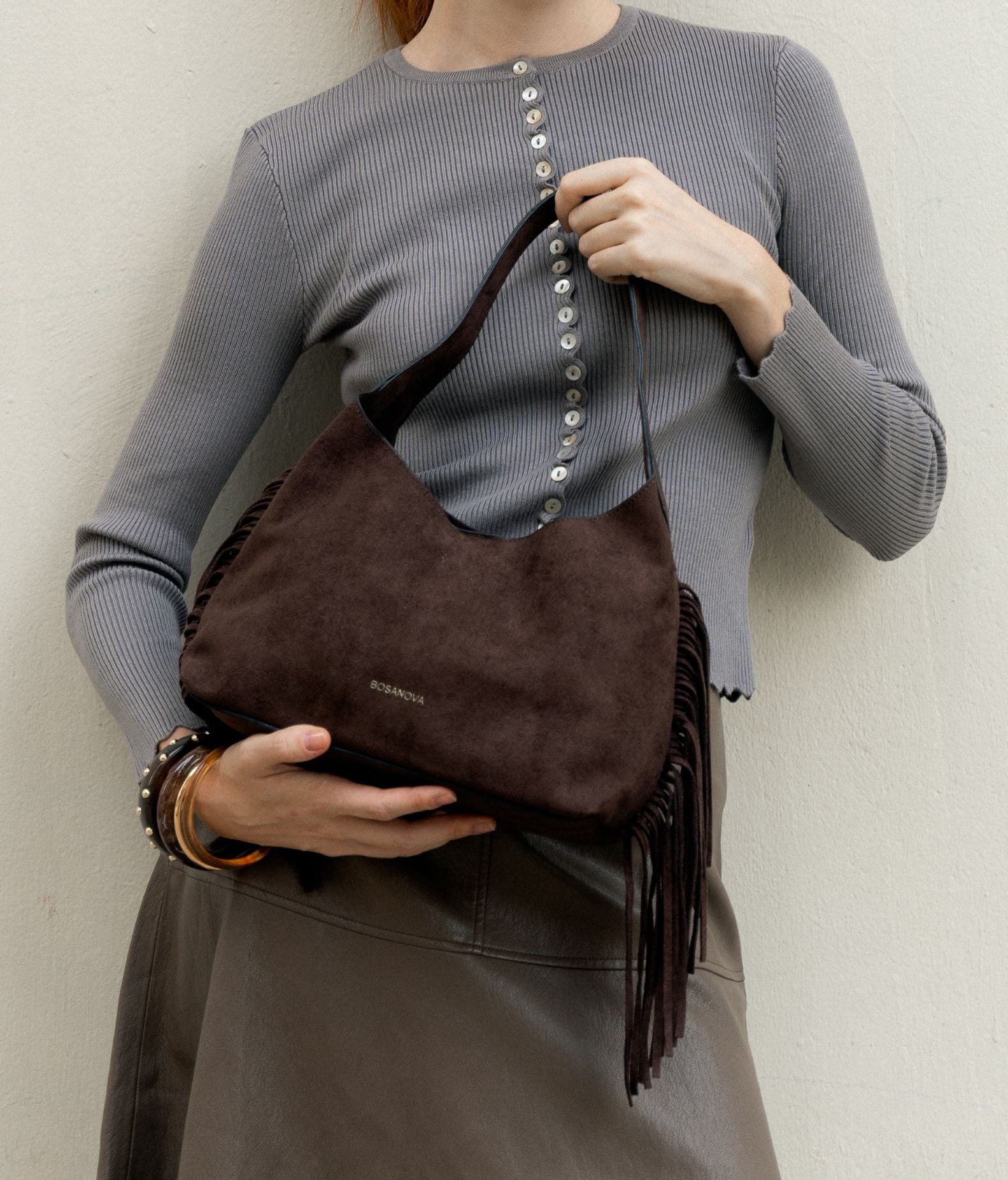 Bolso de hombro marrón con flecos y tachas