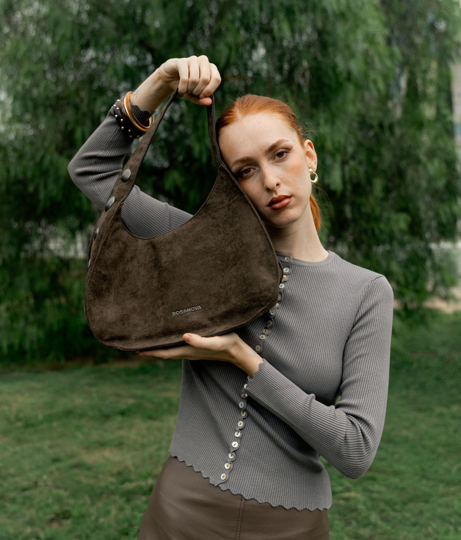 Bolso de hombro verde en ante con tachas grandes