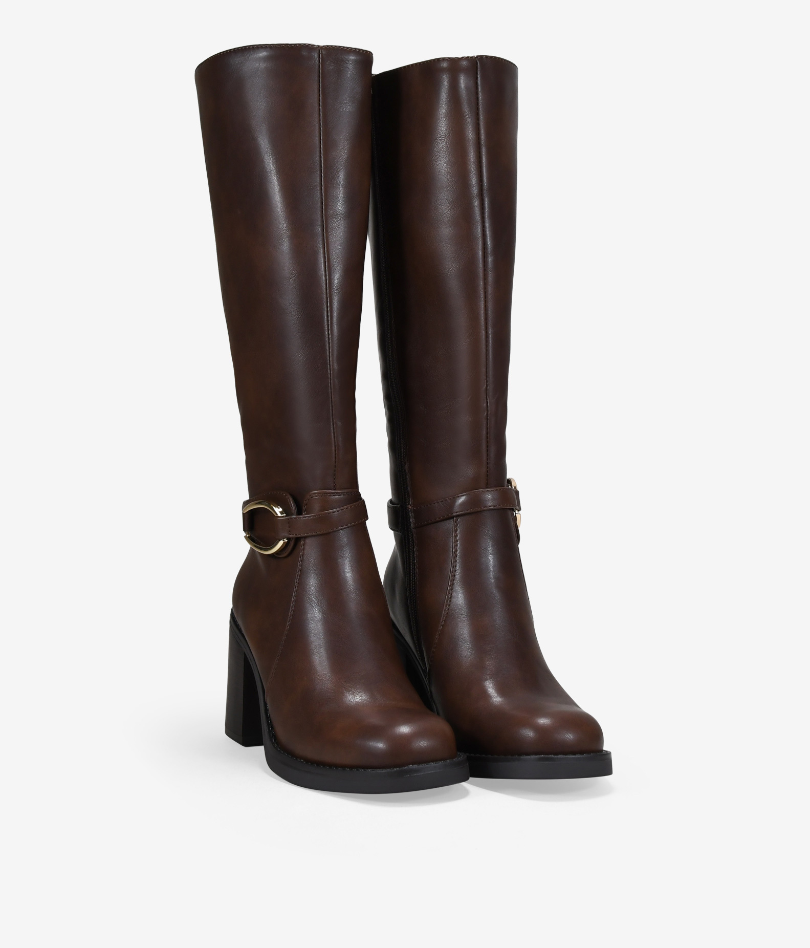 Botas altas marrones con tacón y hebilla