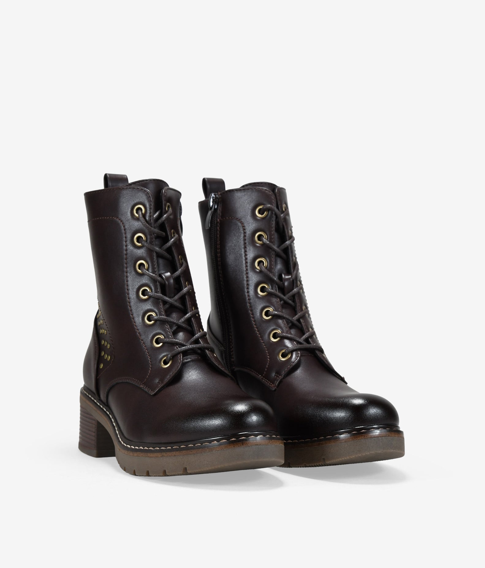 Botas militares marrones con tachuelas