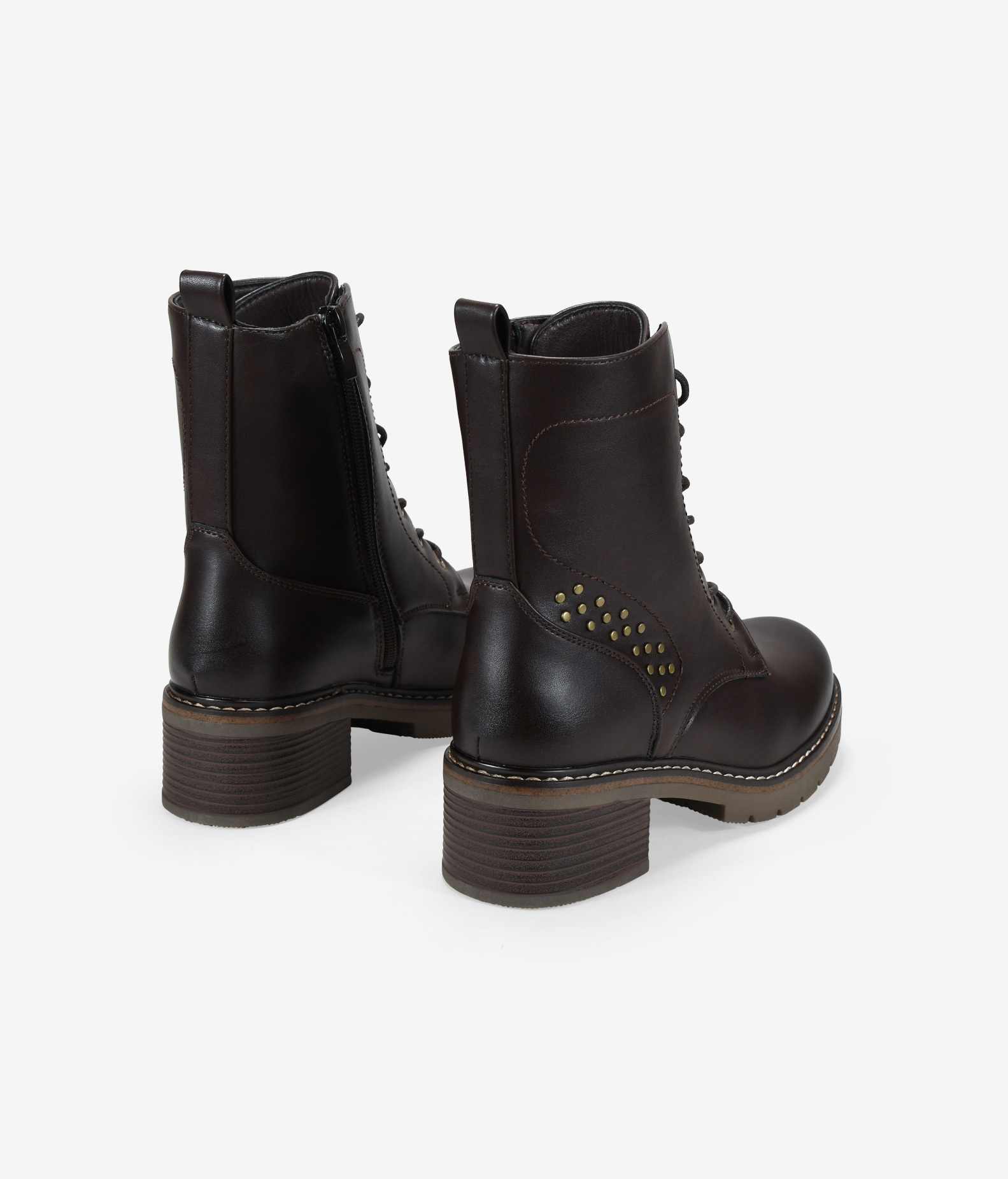 Botas militares marrones con tachuelas
