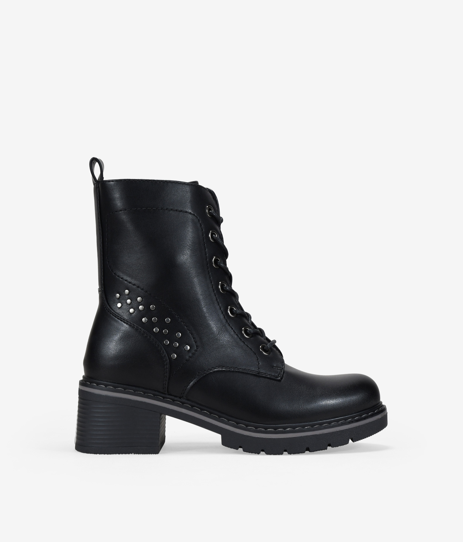 Botas militares negras con tachuelas