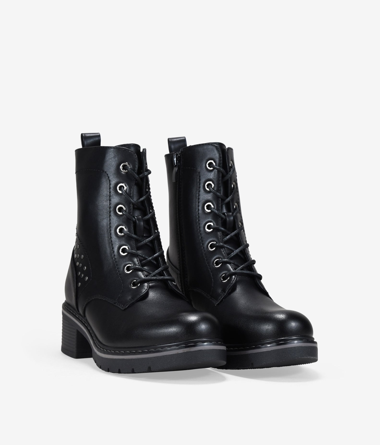 Botas militares negras con tachuelas