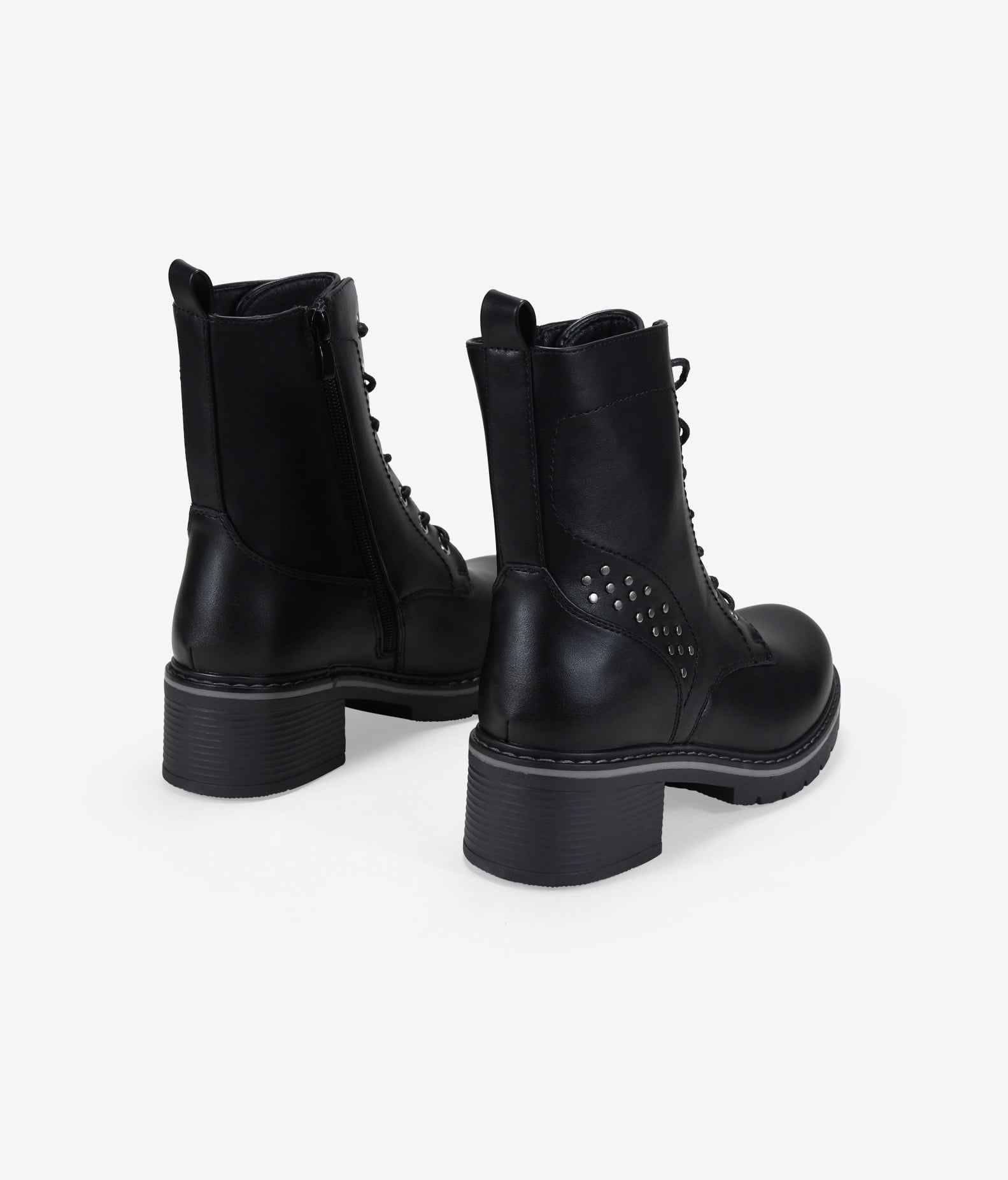 Botas militares negras con tachuelas