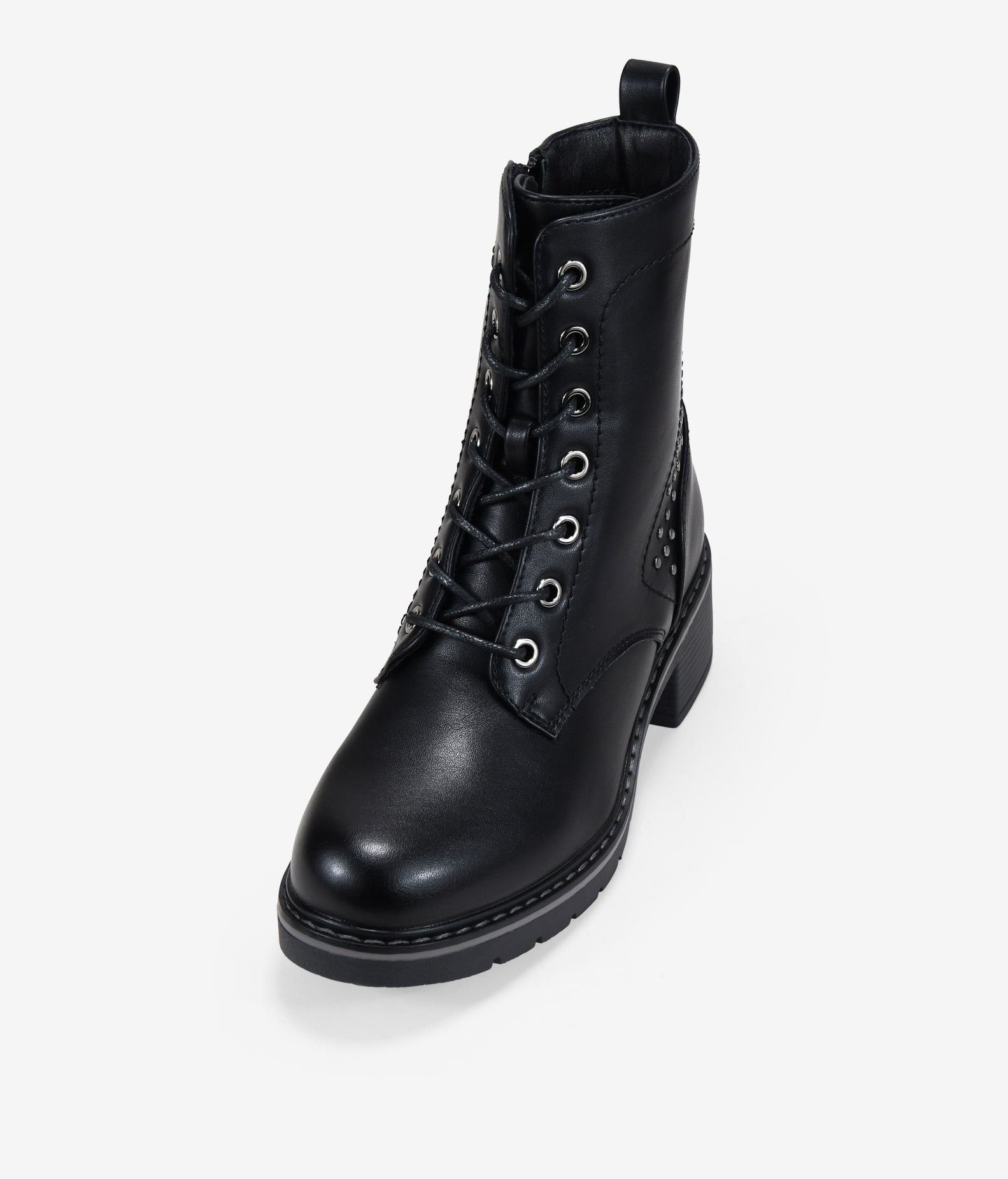 Botas militares negras con tachuelas