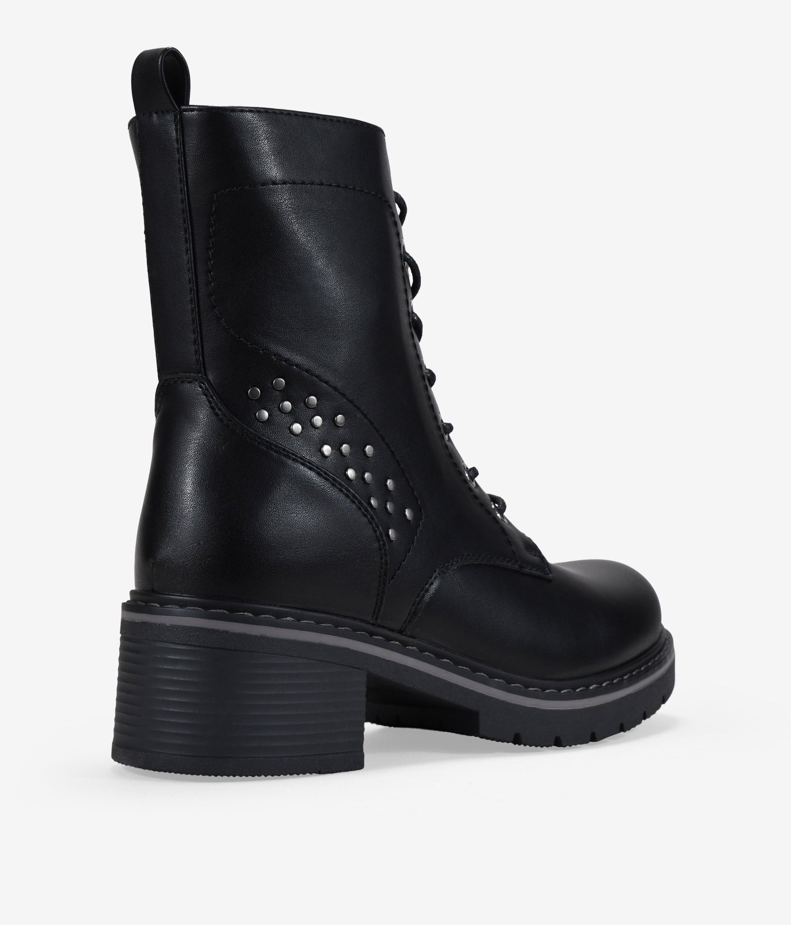 Botas militares negras con tachuelas